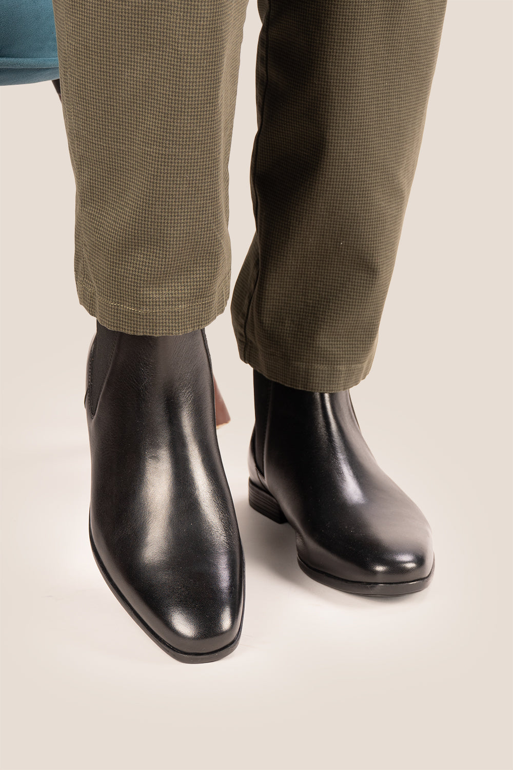 Darwin mens Leather Chelsea boots in Black, ideal for weddings, casual and formal events. 