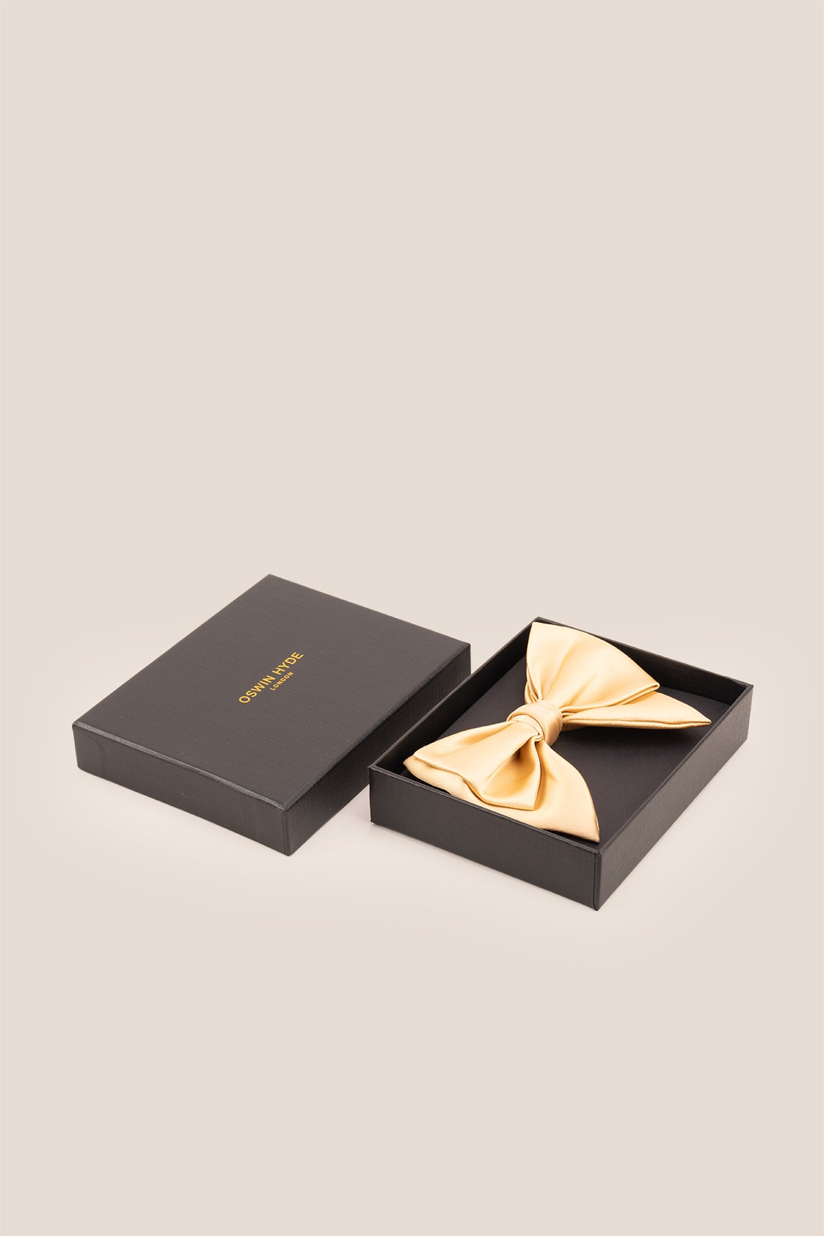 Champagne Retro Bow Tie for men, crafted from soft velvet with a rich texture and vintage-inspired design, perfect for refined formal and elegant occasions.