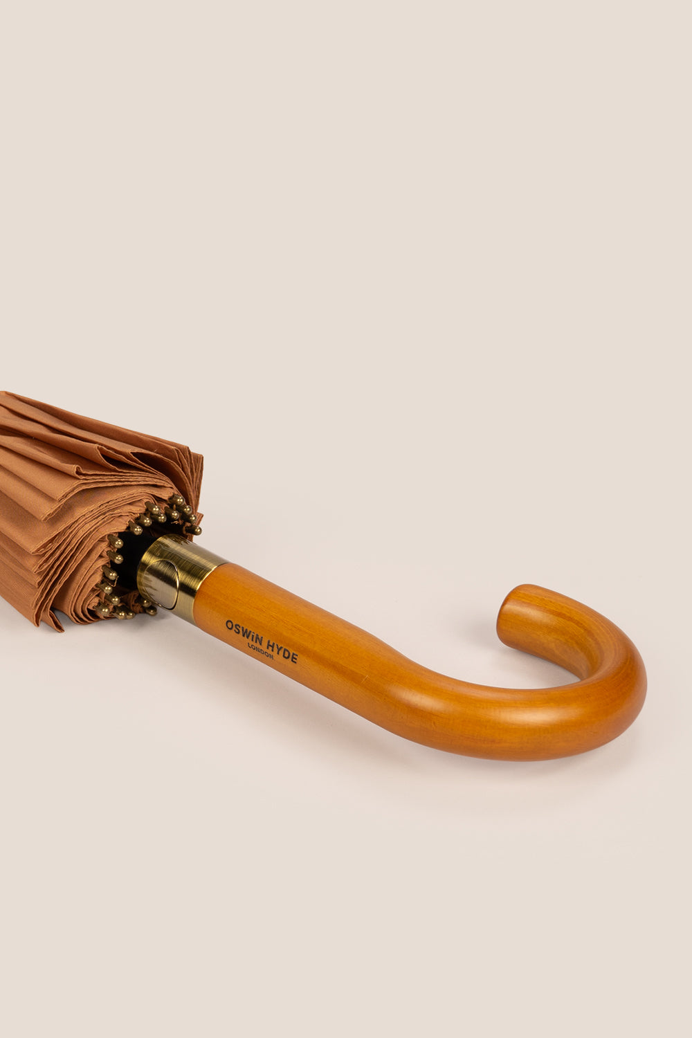 Joseph Sand men’s windproof umbrella with wooden J-handle, combining classic style and durable construction for elegant all-weather protection.