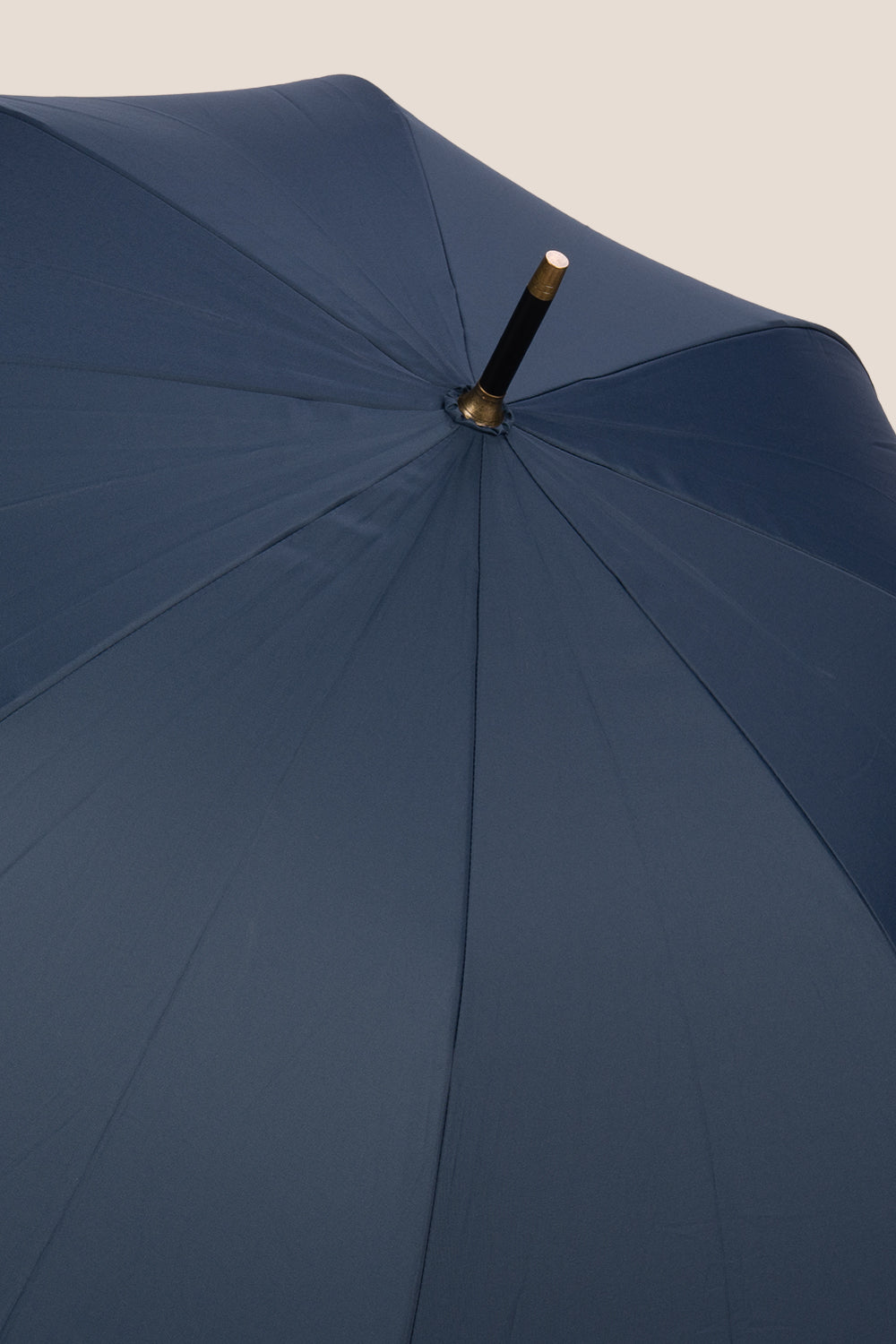 Jonathan Navy classic umbrella featuring a durable canopy and elegant bamboo wooden handle, ideal for everyday use or as a stylish golf umbrella.