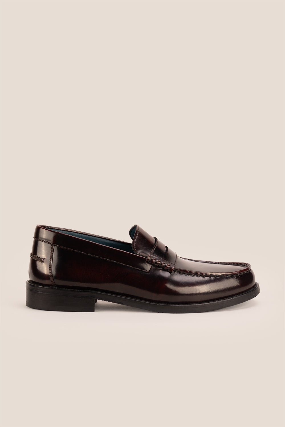 Peter Bordo leather penny loafers for men. Classic and stylish, these loafers provide comfort, durability, and a refined look for any occasion.