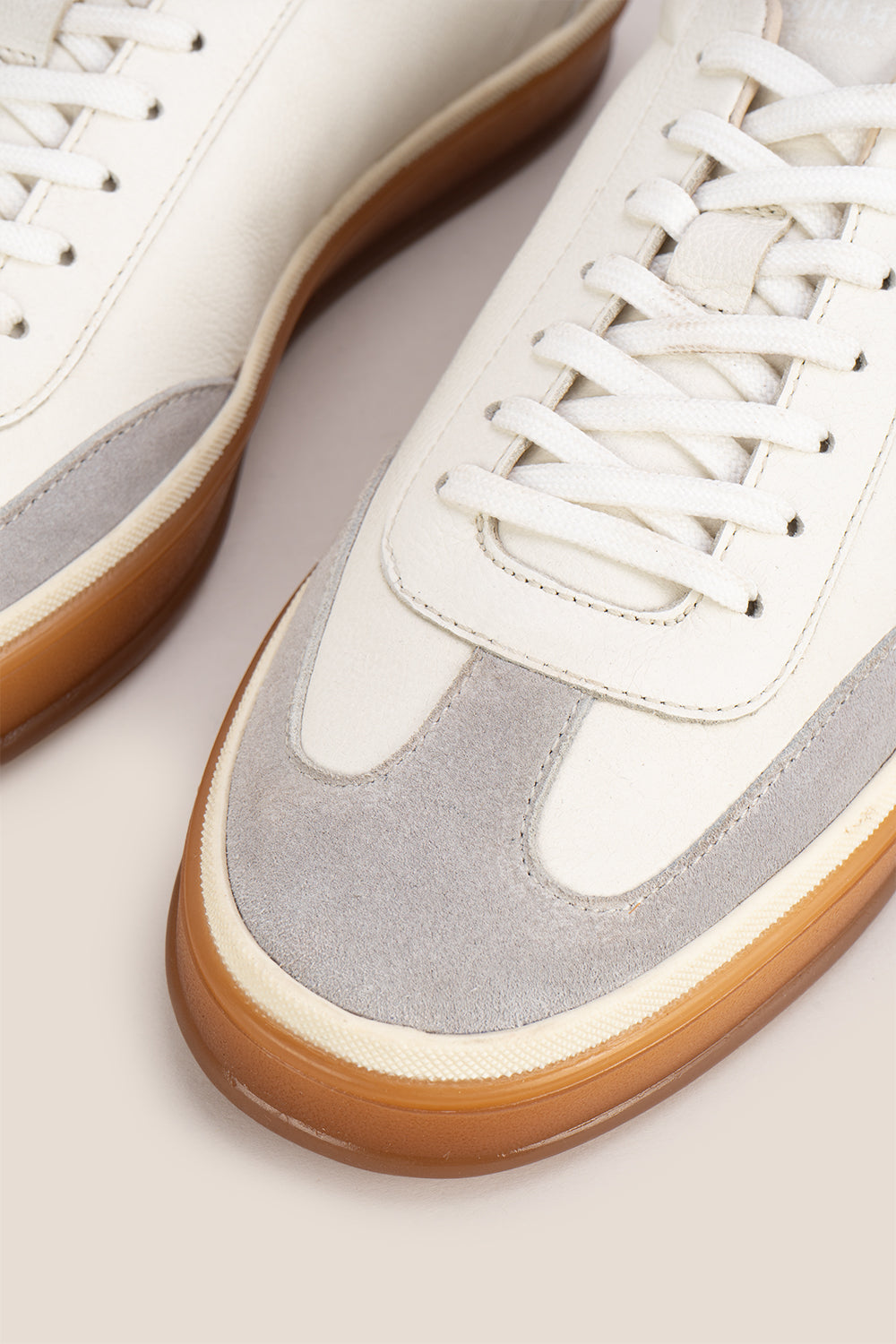Smith White leather sneakers for men, showcasing a refined seven-eyelet design that embodies contemporary style. Made from top-quality leather