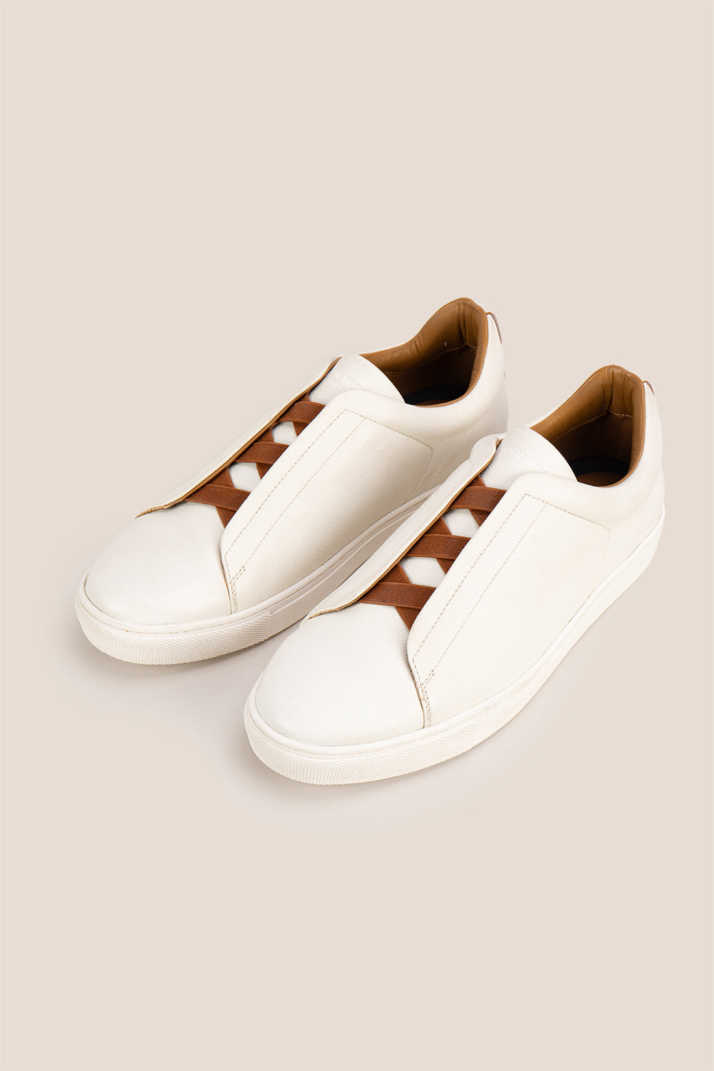 Smudge White sneaker is crafted from soft, milled leather, perfect for both casual and formal occasions. No need to tie laces, secure elasticated fit 