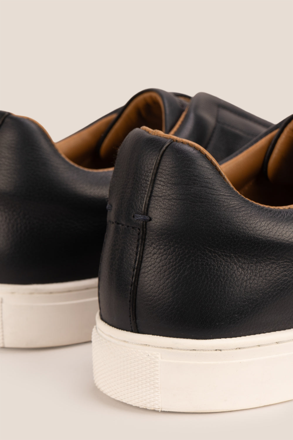 Smudge Black Leather Elastic Sneakers | Oswin Hyde