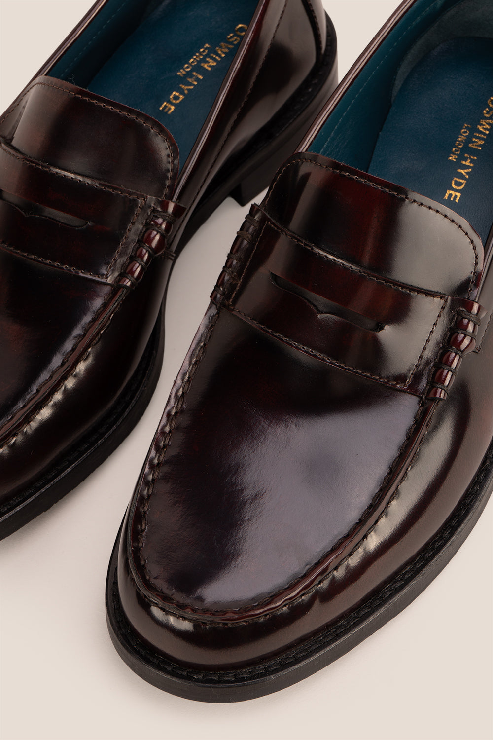 Peter Bordo leather penny loafers for men. Classic and stylish, these loafers provide comfort, durability, and a refined look for any occasion.