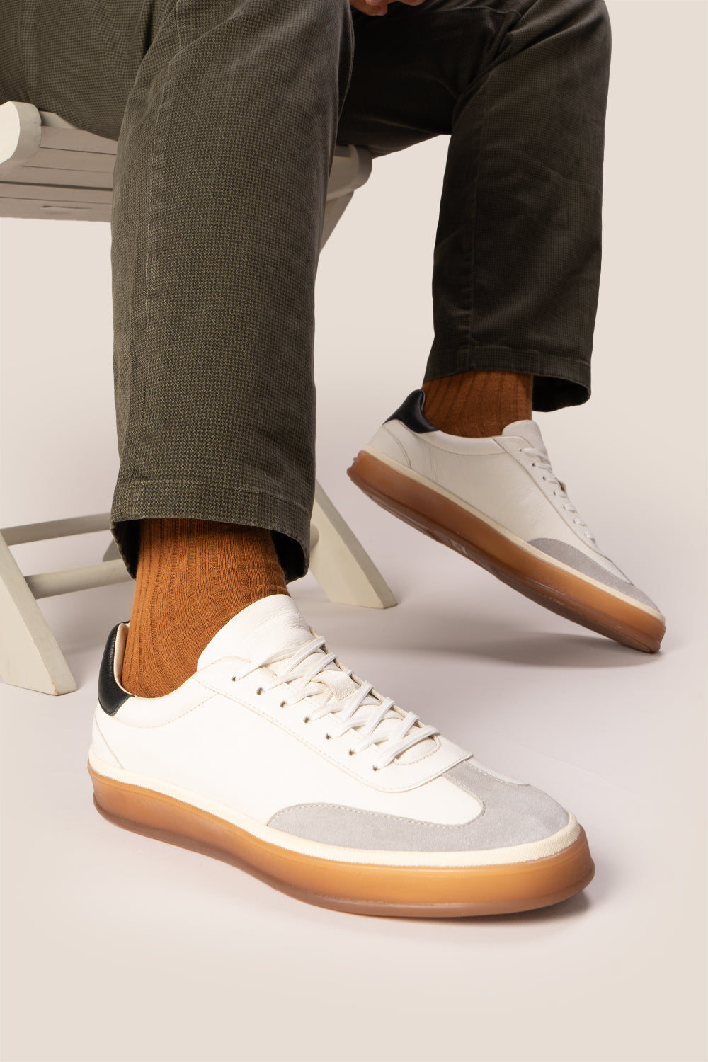 Smith White leather sneakers for men, showcasing a refined seven-eyelet design that embodies contemporary style. Made from top-quality leather