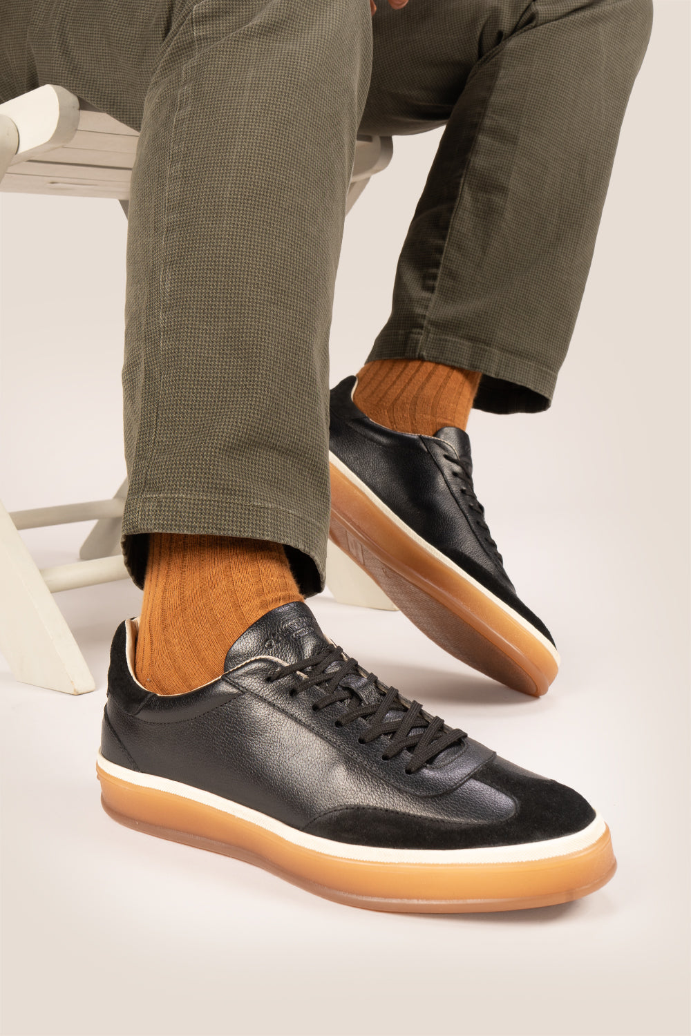  Smith Black leather sneakers for men, featuring a sleek seven-eyelet design that exudes modern elegance. Crafted from premium leather