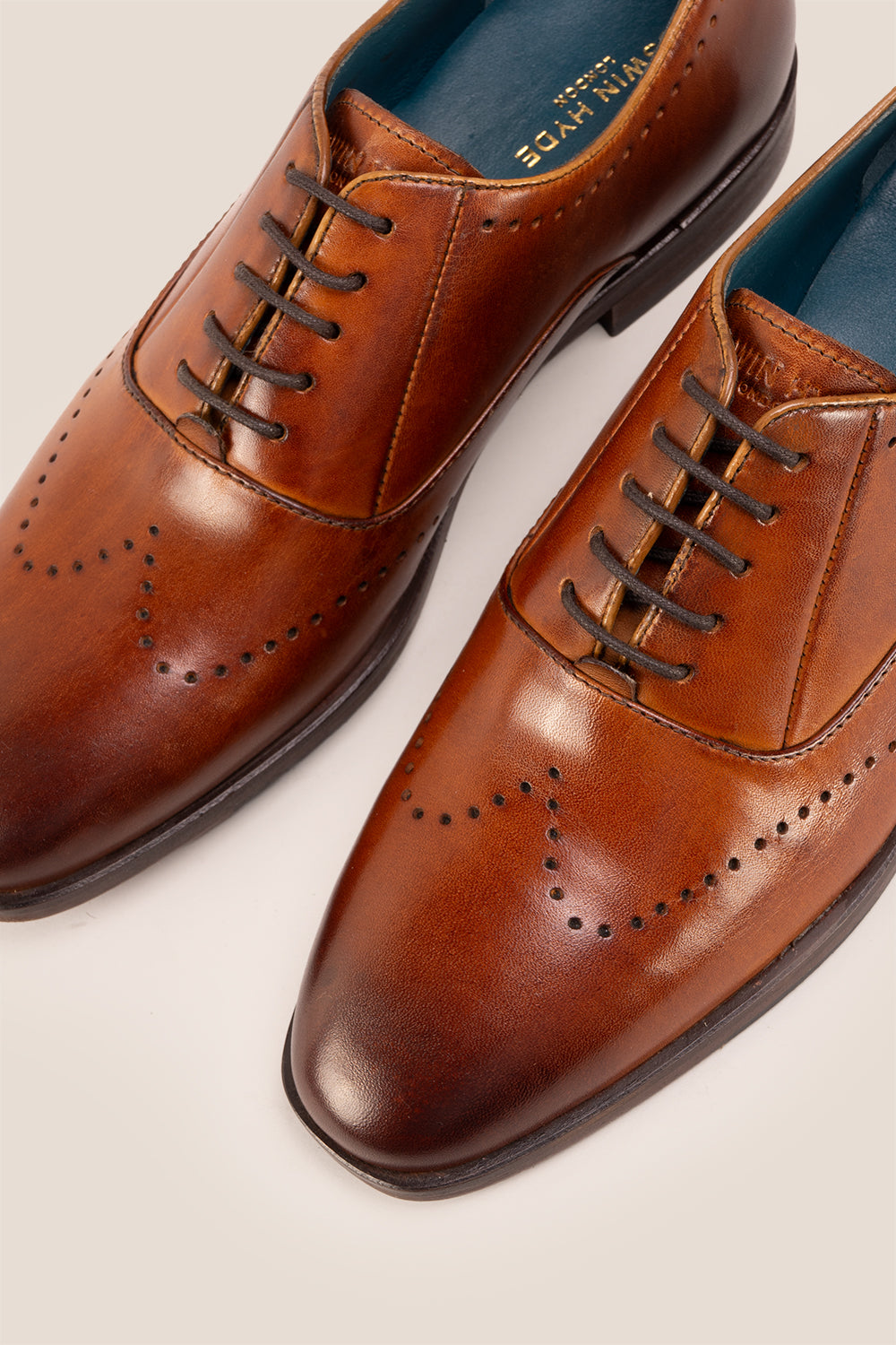 Dean Oxford shoe with five eyelets suitable for formal and casual occasions comfortable sole | Oswin Hyde