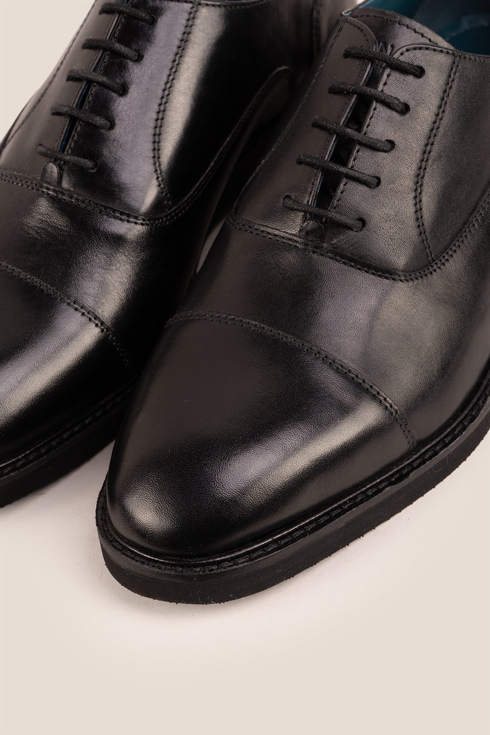 Flint Black Oxford lace-up men’s leather shoes with a sleek silhouette and polished finish, ideal for formal and professional wear.
