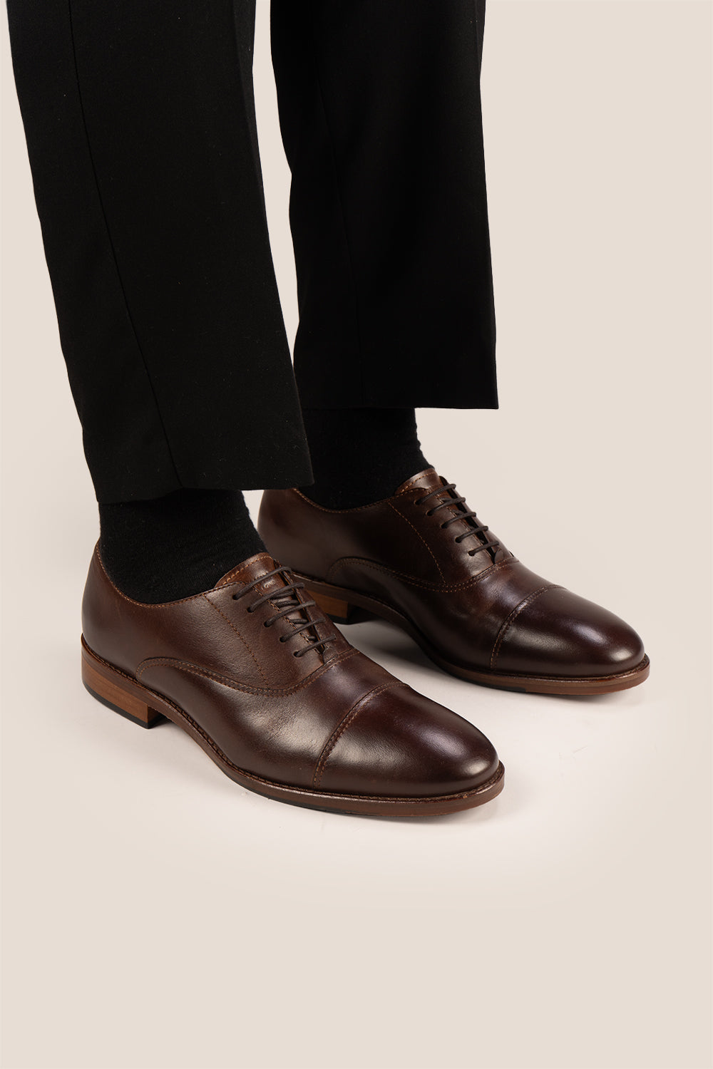 Wilson brown leather Oxford shoes for men with five-eyelet toecap design, showcasing timeless elegance and polished craftsmanship