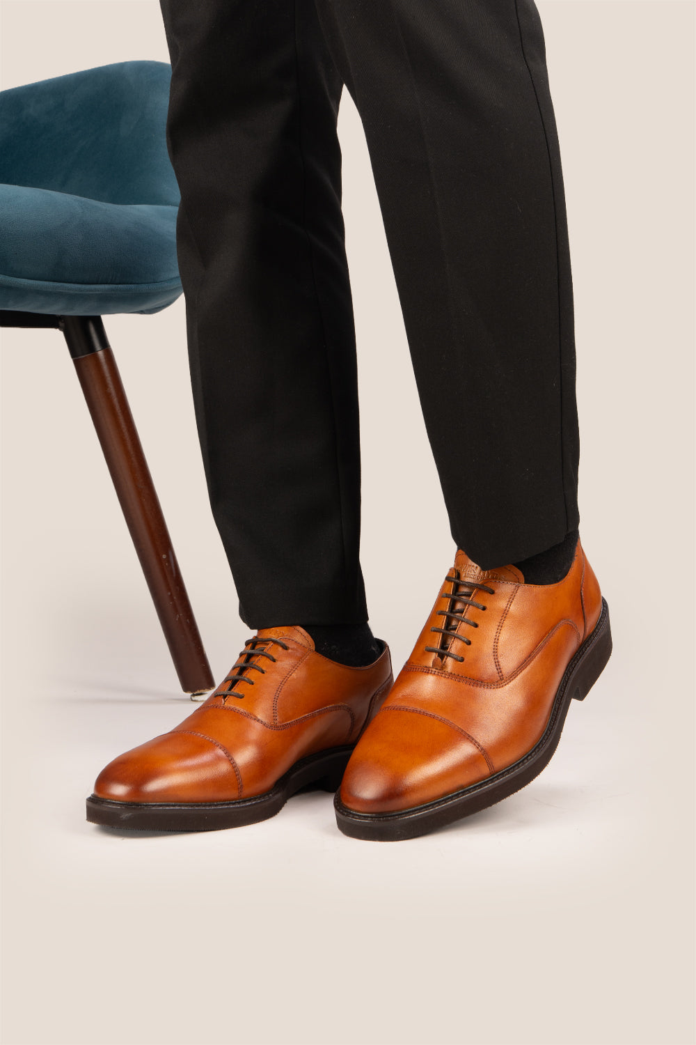 Oswin Hyde Flint Tan, classic tan leather Oxford shoes with lace-up design, premium craftsmanship, breathable lining, and durable sole