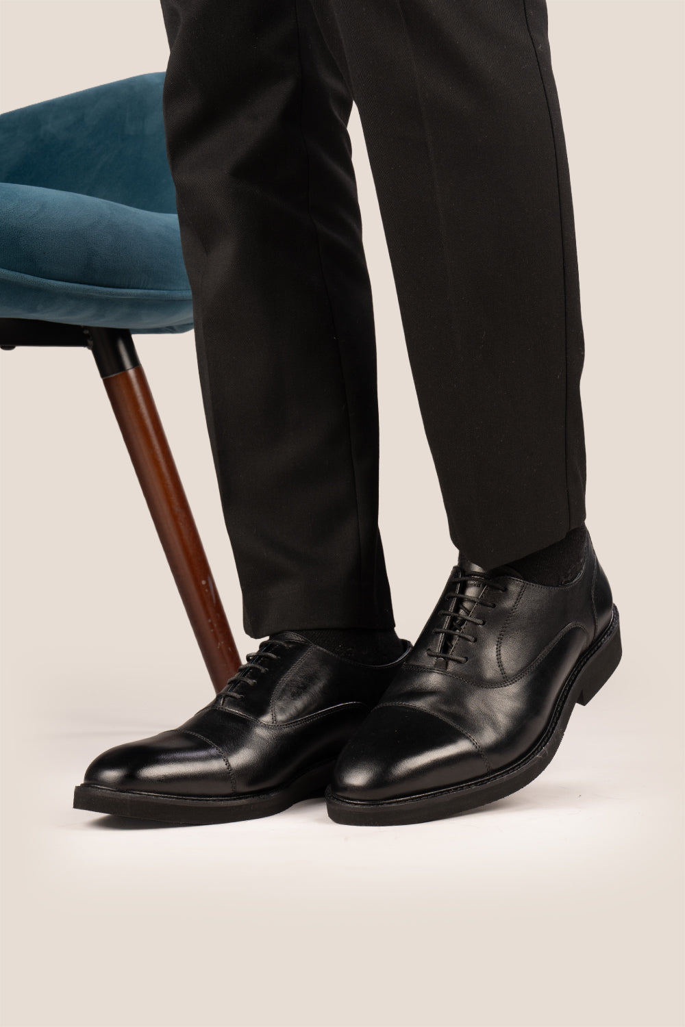Flint Black Oxford lace-up men’s leather shoes with a sleek silhouette and polished finish, ideal for formal and professional wear.