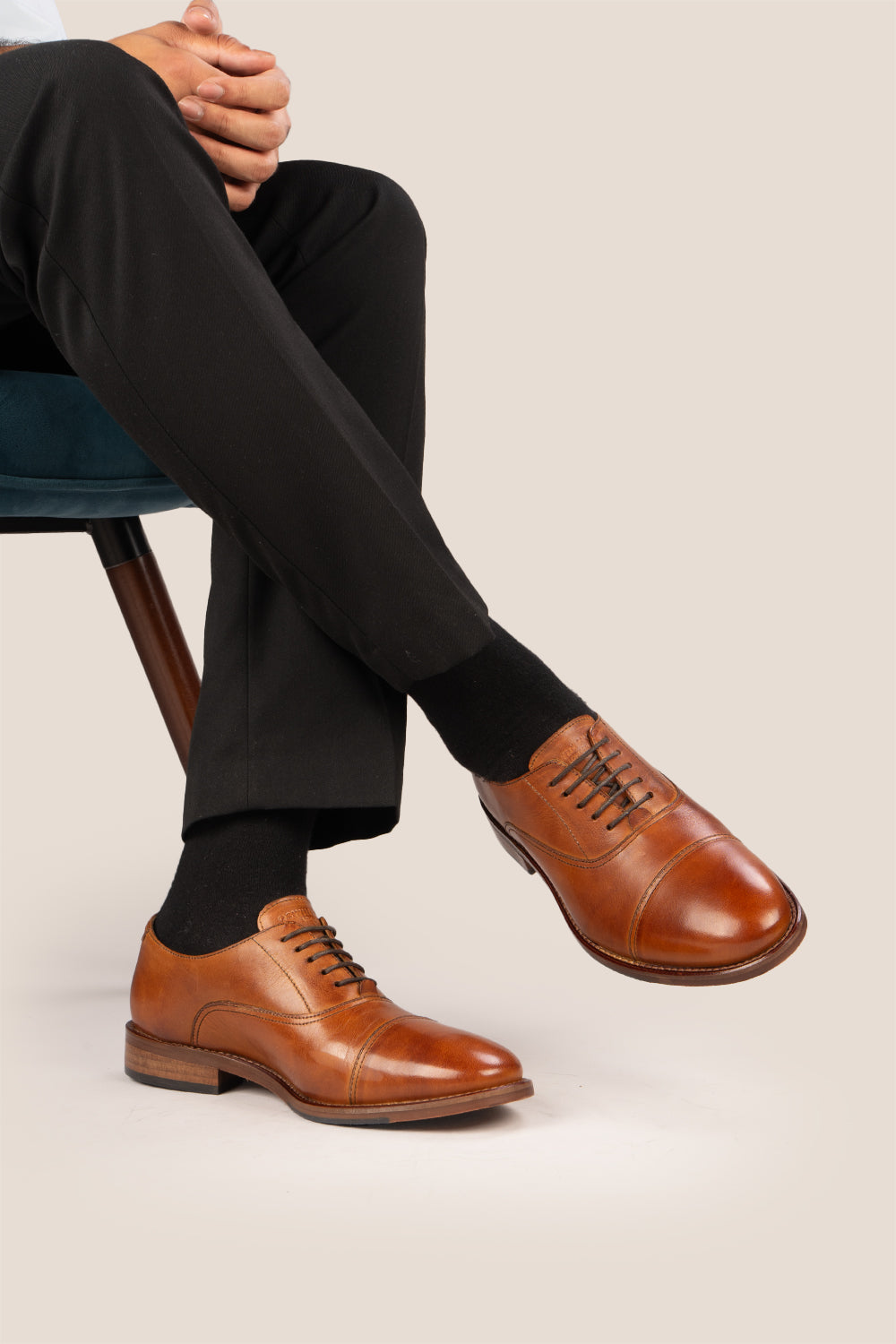 Wilson tan leather Oxford shoes for men with five-eyelet toecap design, showcasing timeless elegance and polished craftsmanship