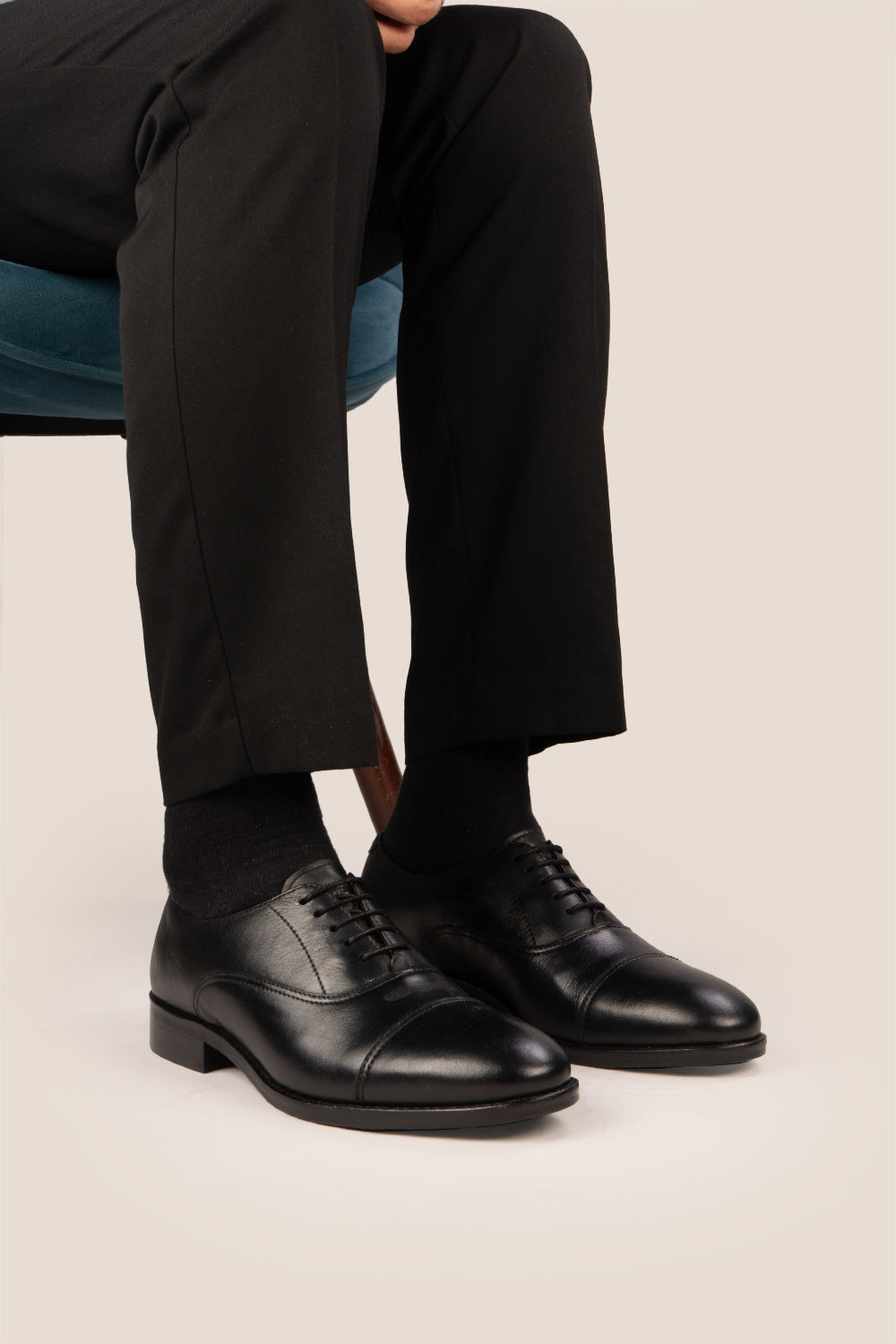 Wilson Black leather shoes for men, designed with a classic five-eyelet toecap Oxford style