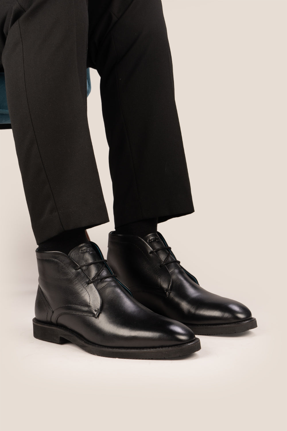 Oswin Hyde: Jefferson Black Leather Chukka Boots for Men