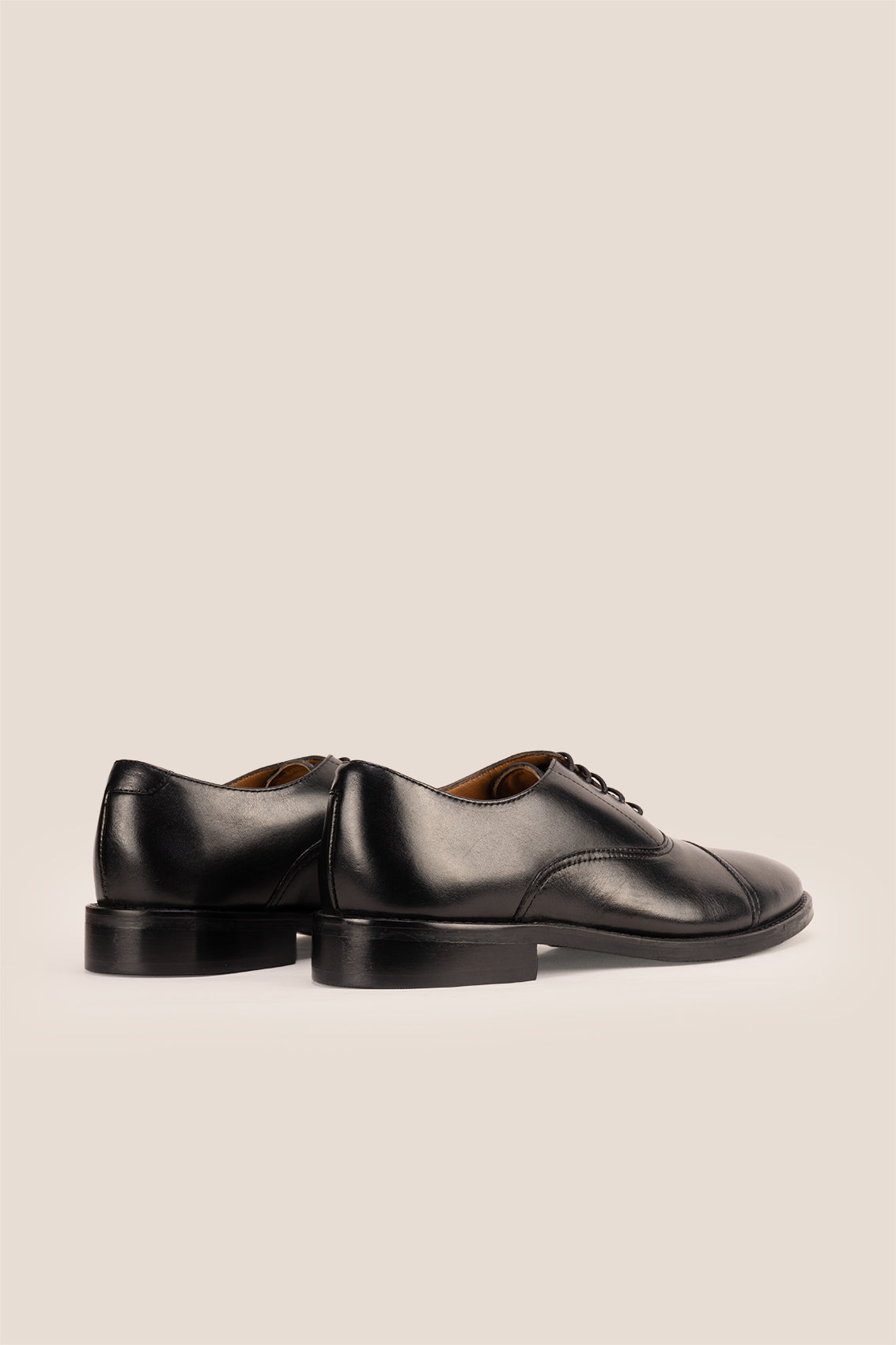 Wilson Black leather shoes for men, designed with a classic five-eyelet toecap Oxford style