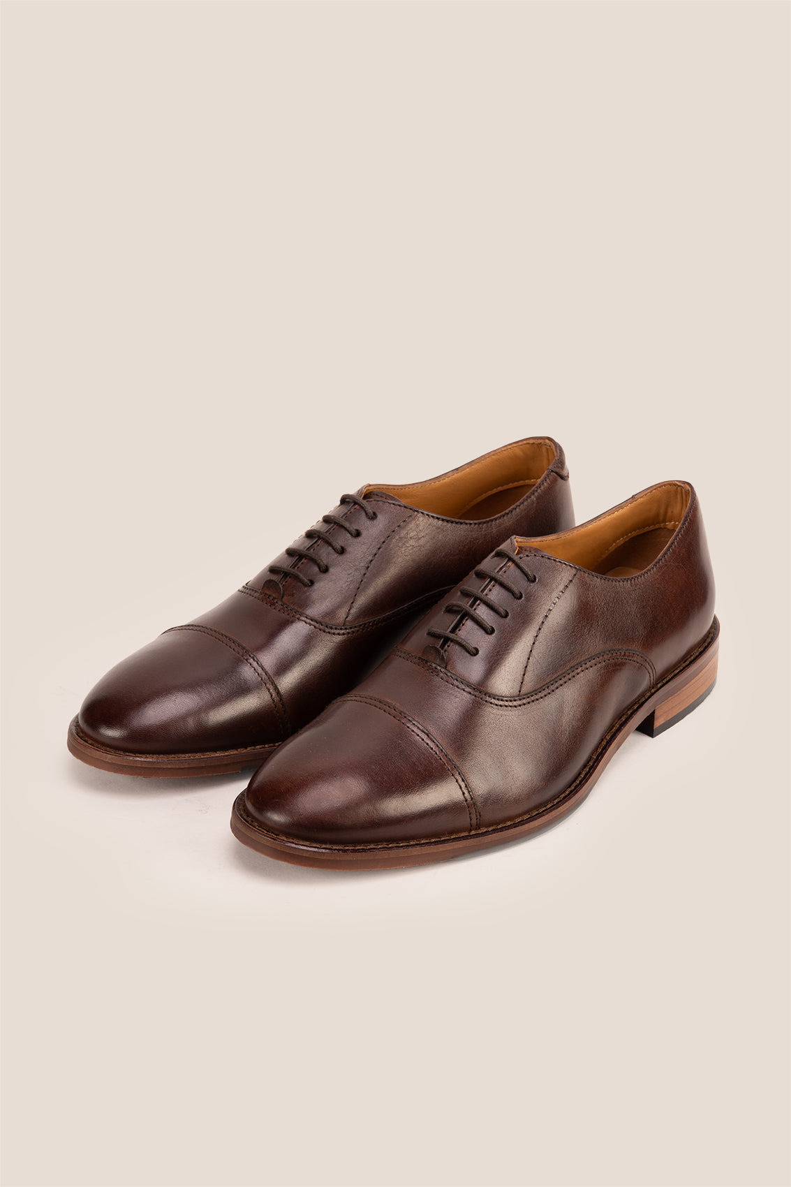 Wilson brown leather Oxford shoes for men with five-eyelet toecap design, showcasing timeless elegance and polished craftsmanship