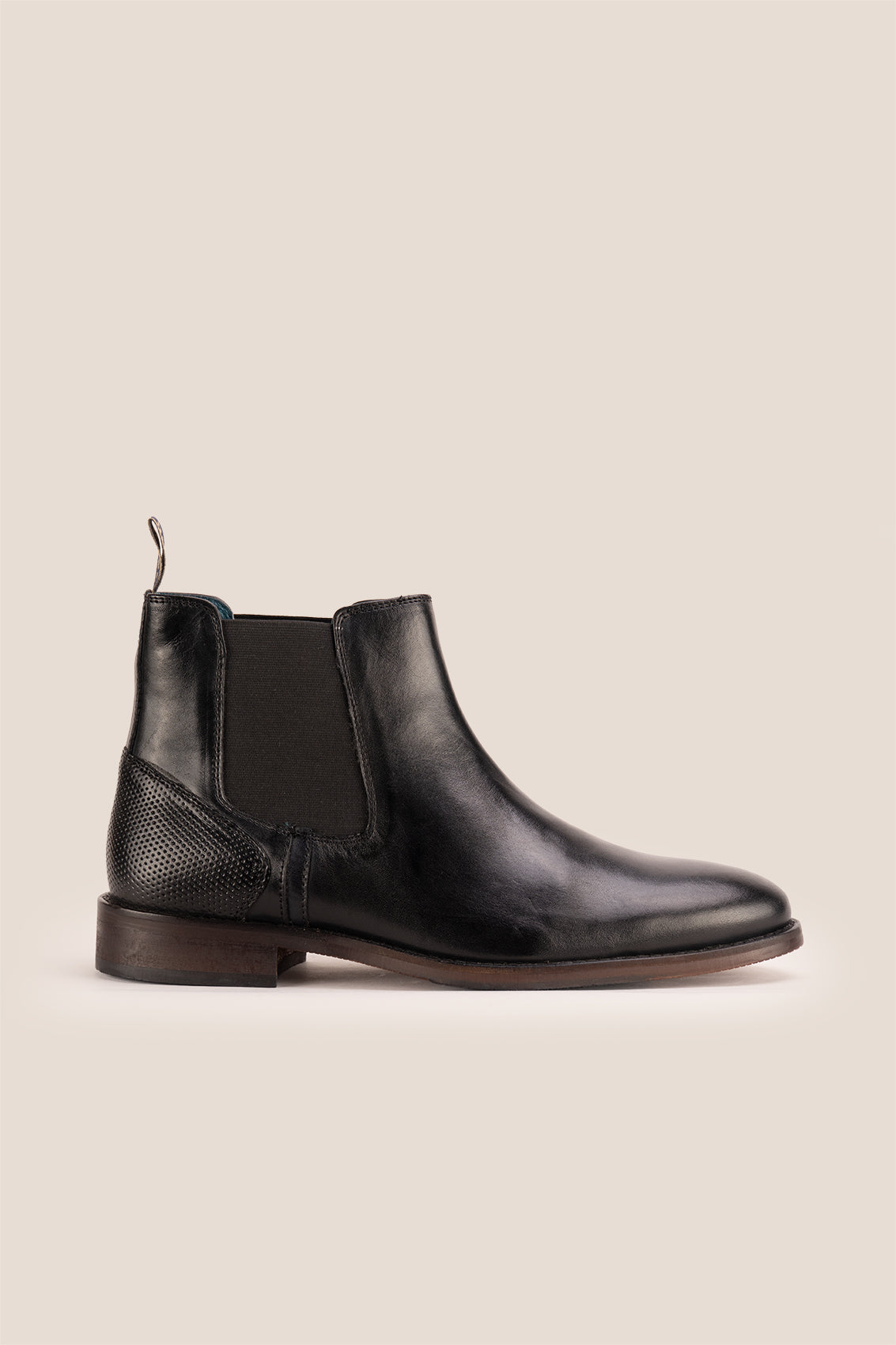 Jack Black Chelsea boots for men in premium leather, featuring lambskin lining and a handmade sole for modern sophistication and all-day comfort.