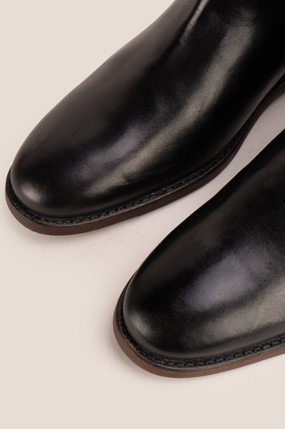 Jack Black Chelsea boots for men in premium leather, featuring lambskin lining and a handmade sole for modern sophistication and all-day comfort.
