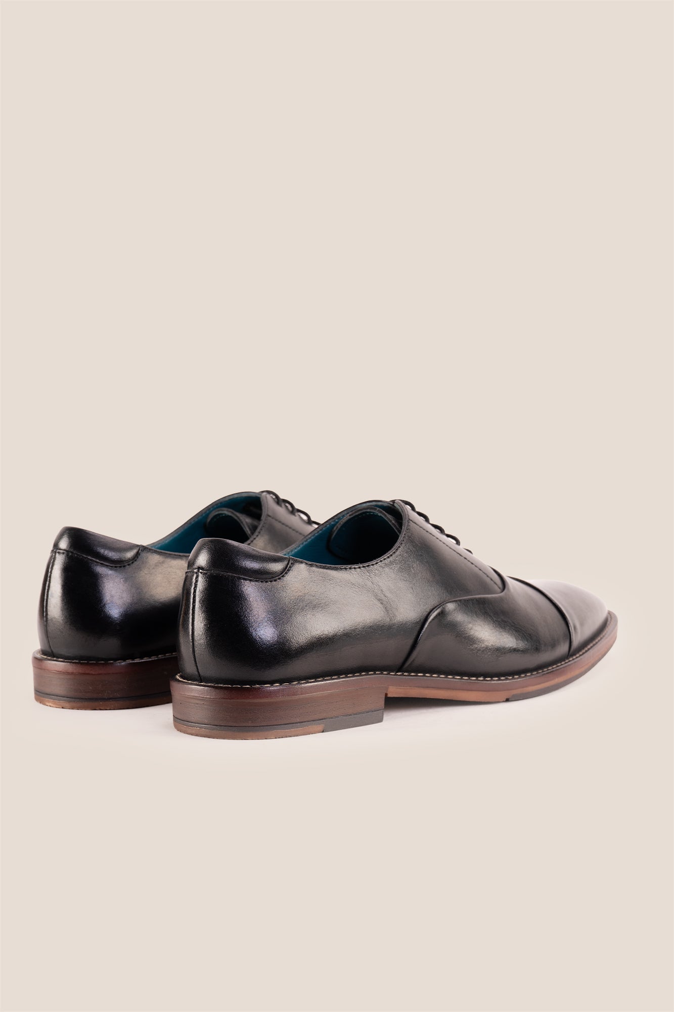 Men’s Jarred Black dress shoes in high-quality black leather featuring a classic Oxford silhouette and toecap detail.