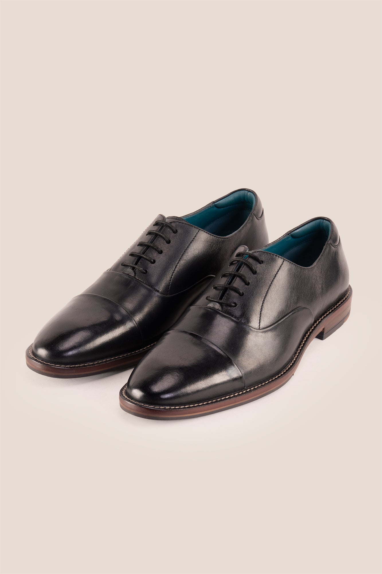 Men’s Jarred Black dress shoes in high-quality black leather featuring a classic Oxford silhouette and toecap detail.