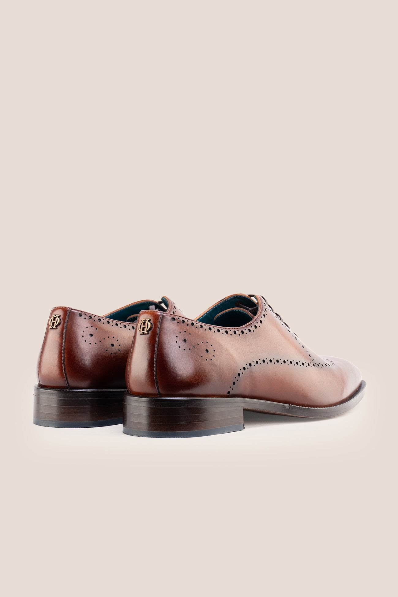 The men's smart tan shoes showcase an elegant wingtip brogue design in rich full-grain leather, perfect for the office, formal occasions, and elevated casual wear.