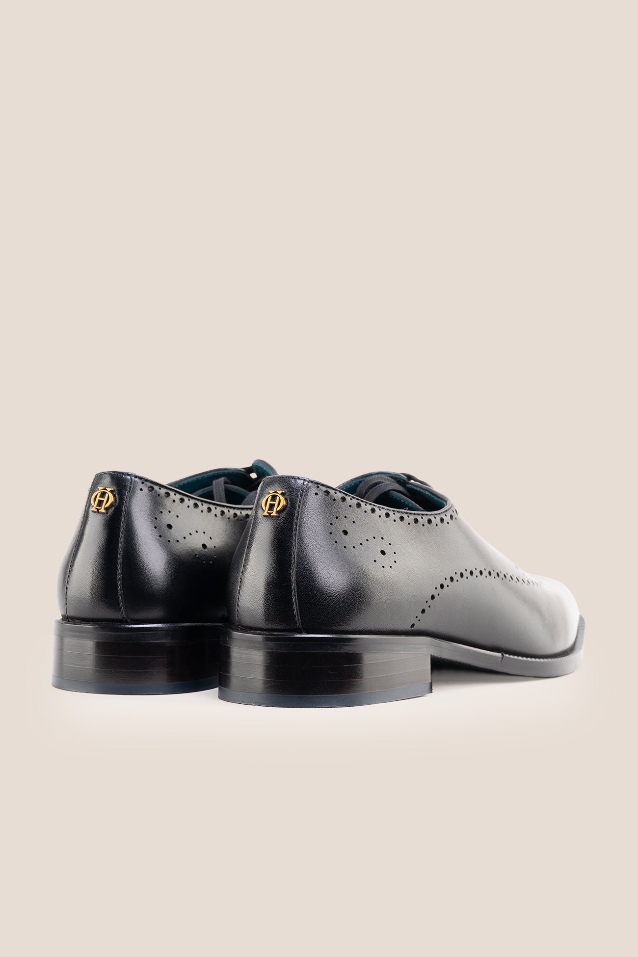 The men's smart oxford black shoes feature a sleek closed-lacing design and immaculate finish, perfect for black-tie events and formal business wear.