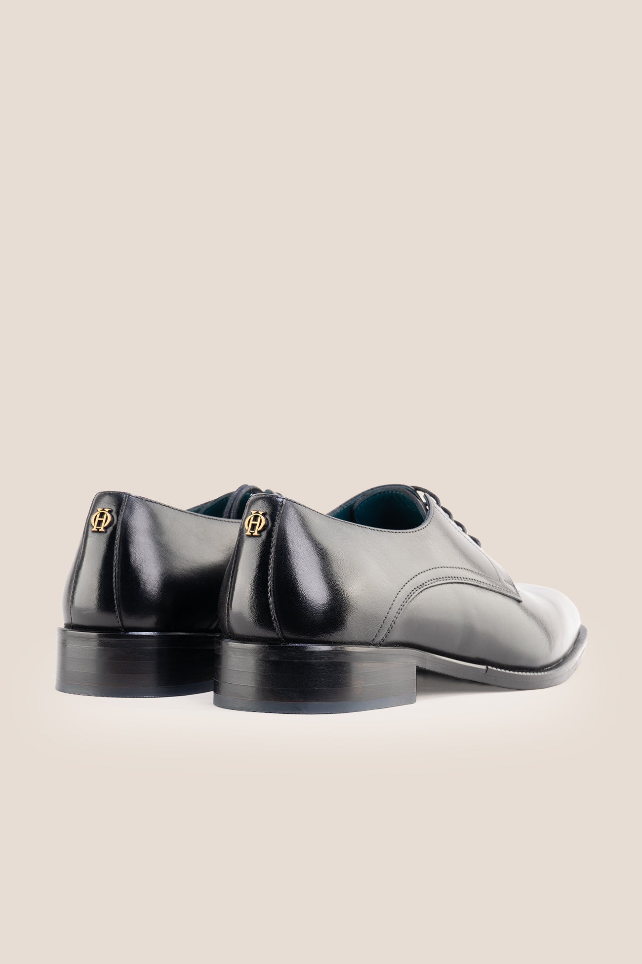 The men's smart black shoes combine timeless elegance with open-lacing comfort, perfect for business tailoring and formal events.
