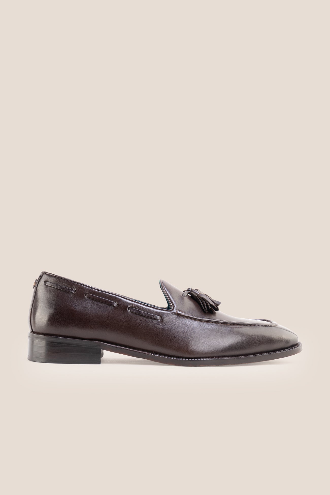 Oswin Hyde's men smart brown loafers feature iconic twin tassels and a rich dark brown finish, perfect for pairing with suits, professional tailoring, and formal occasions.