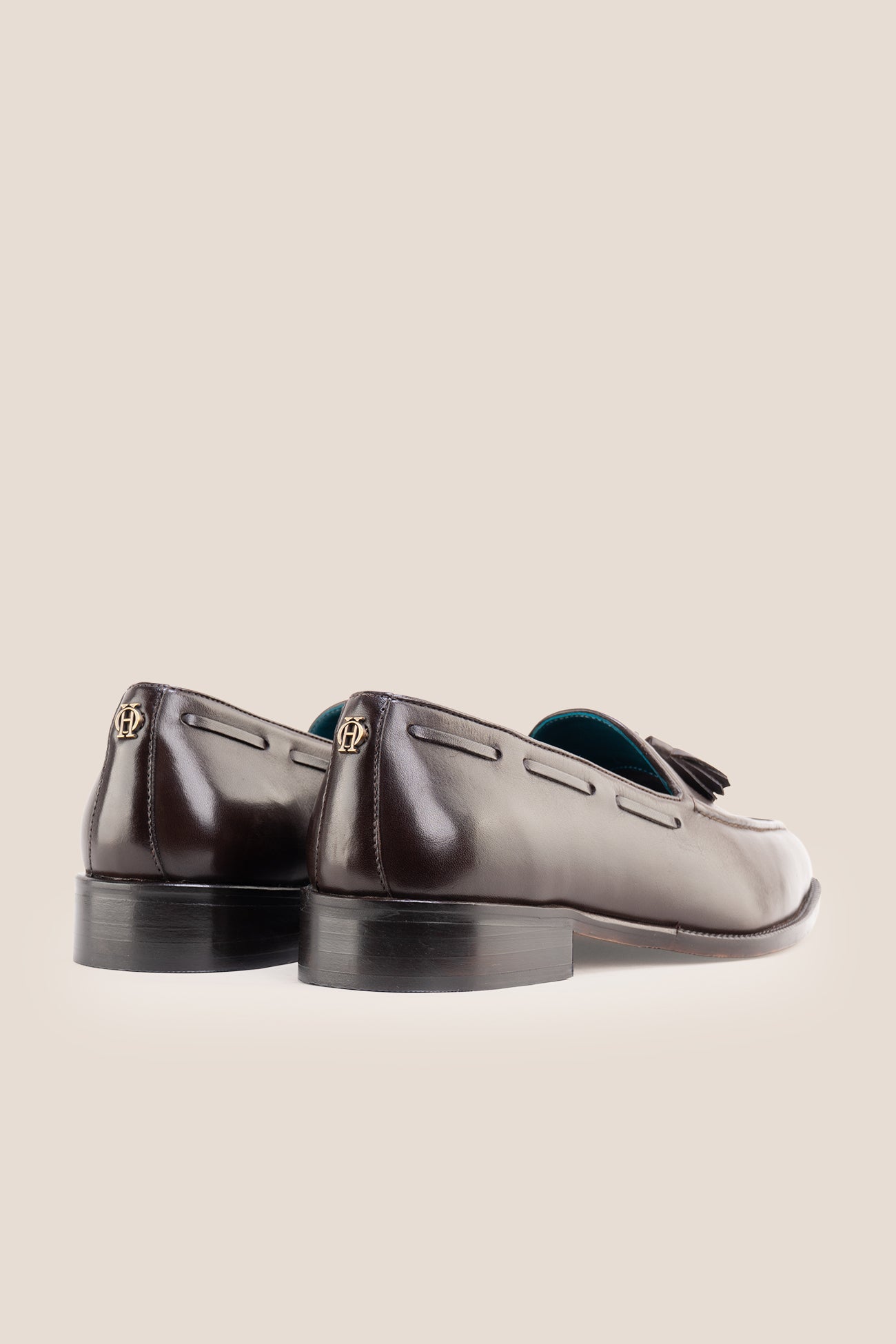 Oswin Hyde's men smart brown loafers feature iconic twin tassels and a rich dark brown finish, perfect for pairing with suits, professional tailoring, and formal occasions.