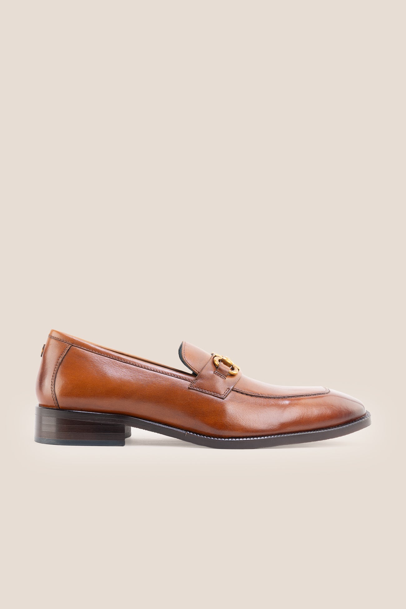 The men's smart tan loafers feature a distinctive gold horsebit buckle detail and premium full-grain leather, perfect for office wear, weekend gatherings, and smart-casual styling.