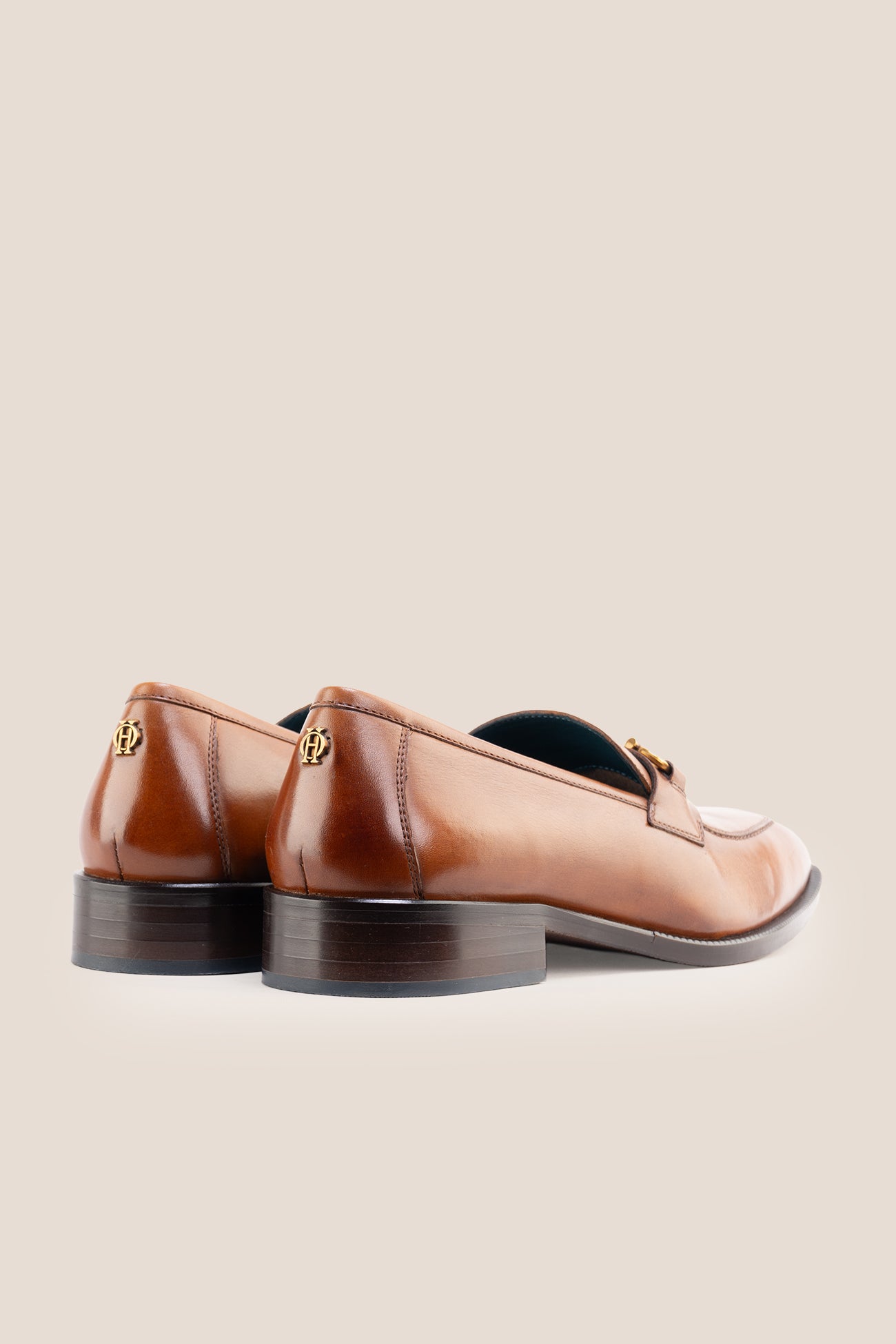 The men's smart tan loafers feature a distinctive gold horsebit buckle detail and premium full-grain leather, perfect for office wear, weekend gatherings, and smart-casual styling.