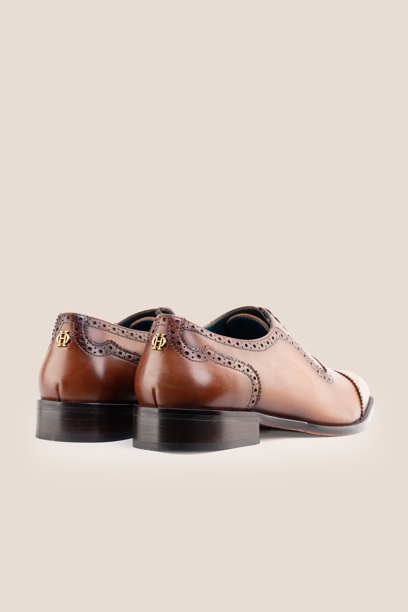 The men's smart tan oxford shoes showcase a classic cap-toe design and premium full-grain leather, perfect for summer weddings and sharp business attire.