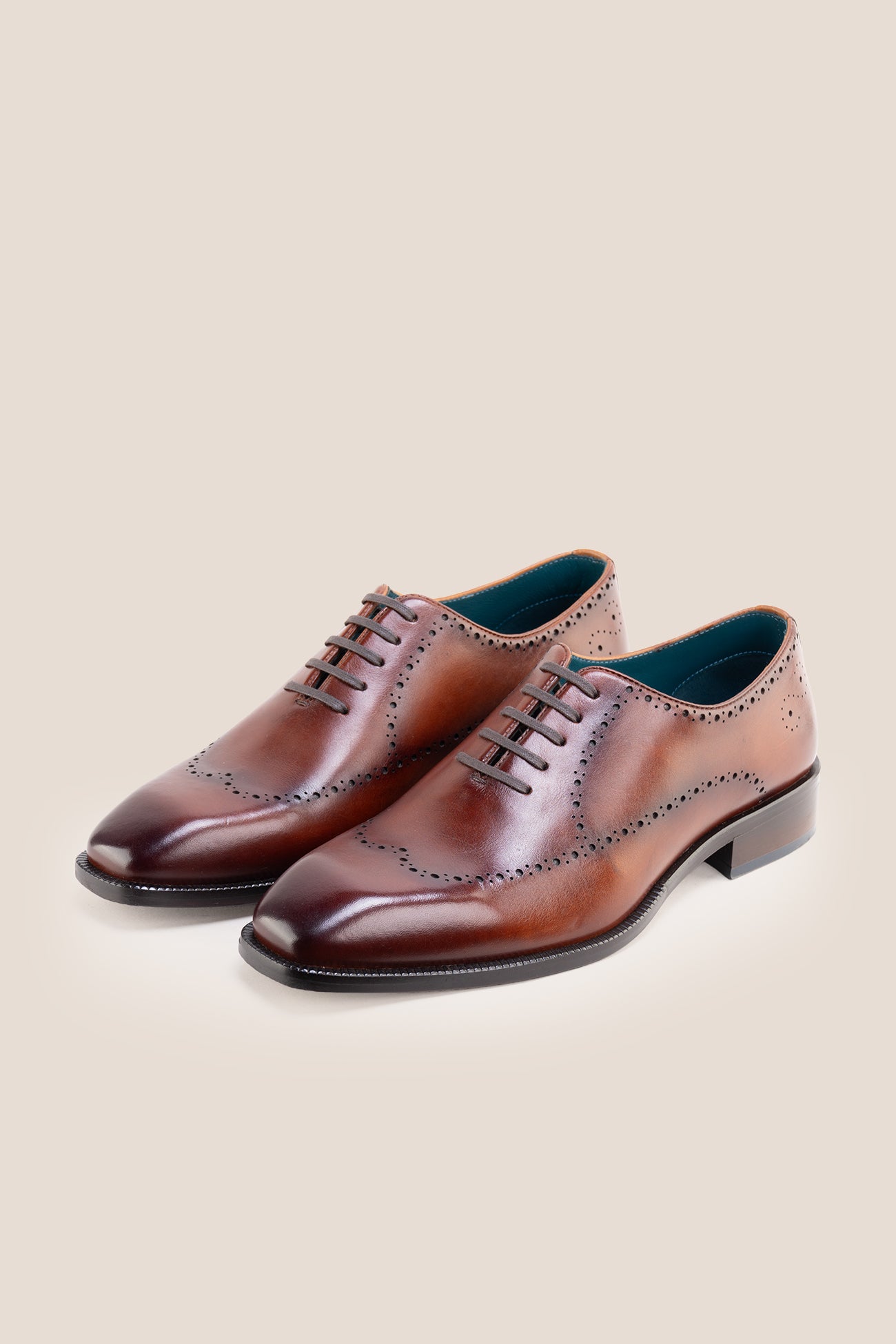 The men's smart tan shoes showcase an elegant wingtip brogue design in rich full-grain leather, perfect for the office, formal occasions, and elevated casual wear.