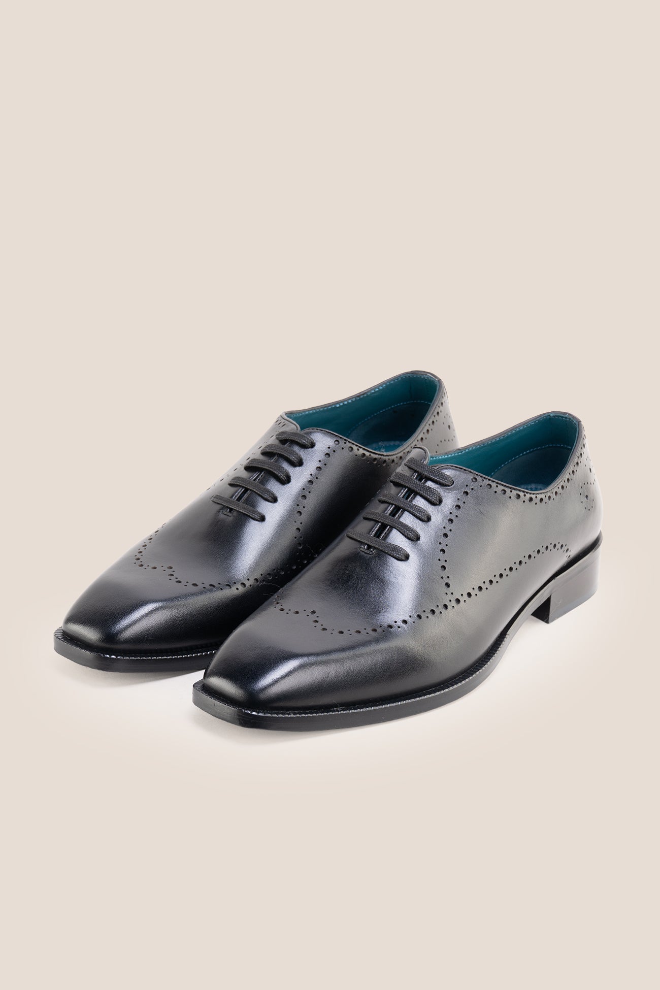 The men's smart oxford black shoes feature a sleek closed-lacing design and immaculate finish, perfect for black-tie events and formal business wear.