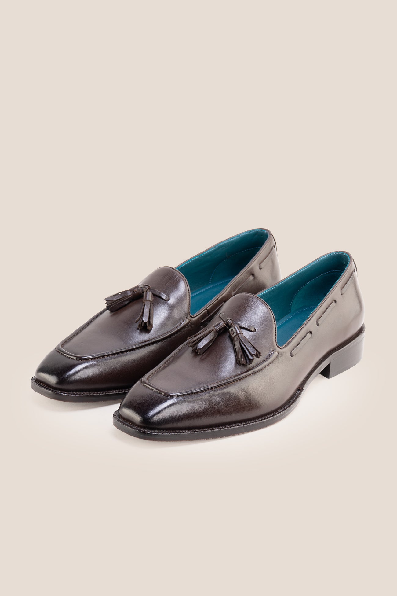 Oswin Hyde's men smart brown loafers feature iconic twin tassels and a rich dark brown finish, perfect for pairing with suits, professional tailoring, and formal occasions.