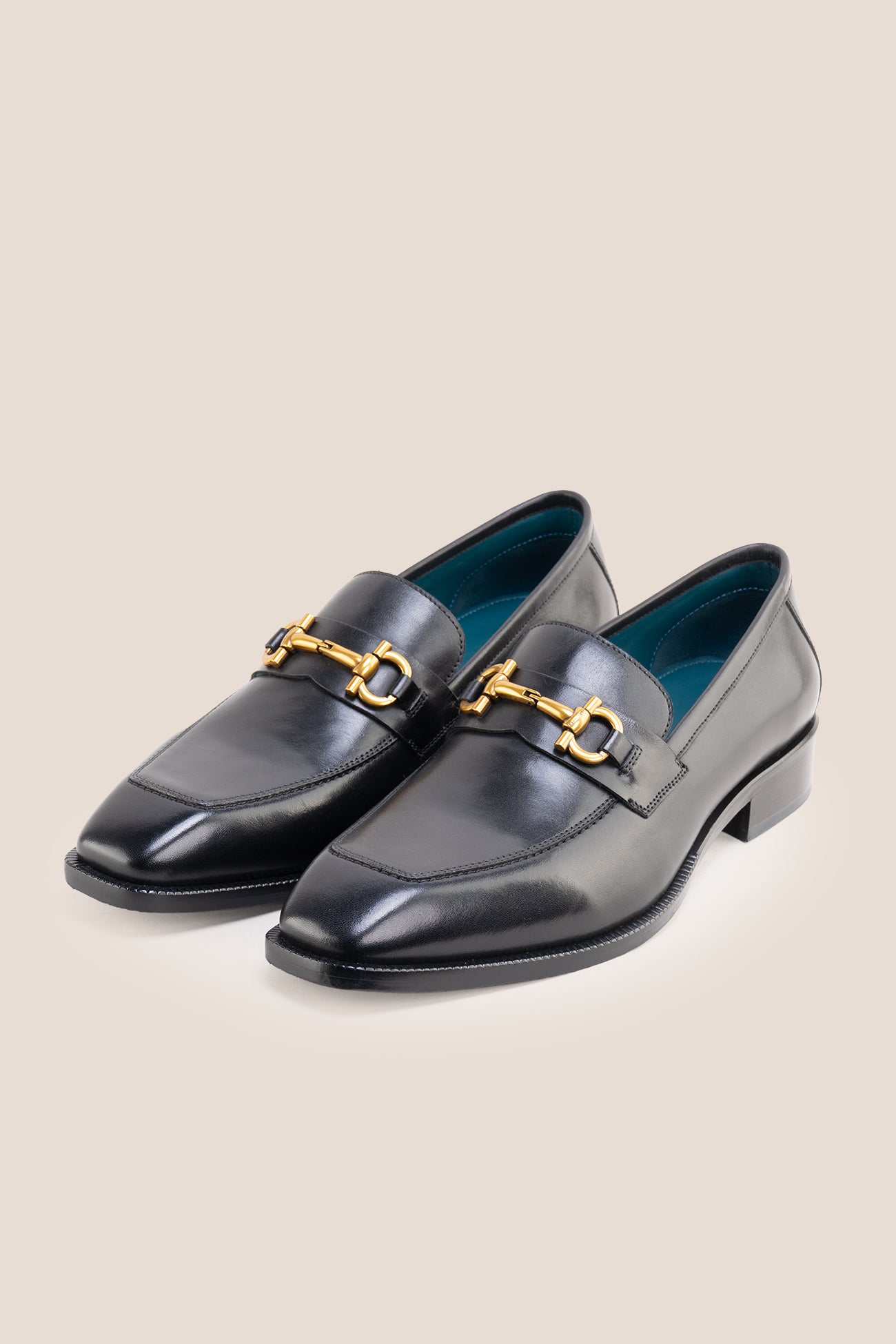 The men's smart black loafers feature an iconic gold horsebit detail and premium full-grain leather, perfect for formal occasions, suit tailoring, and smart-casual styling.