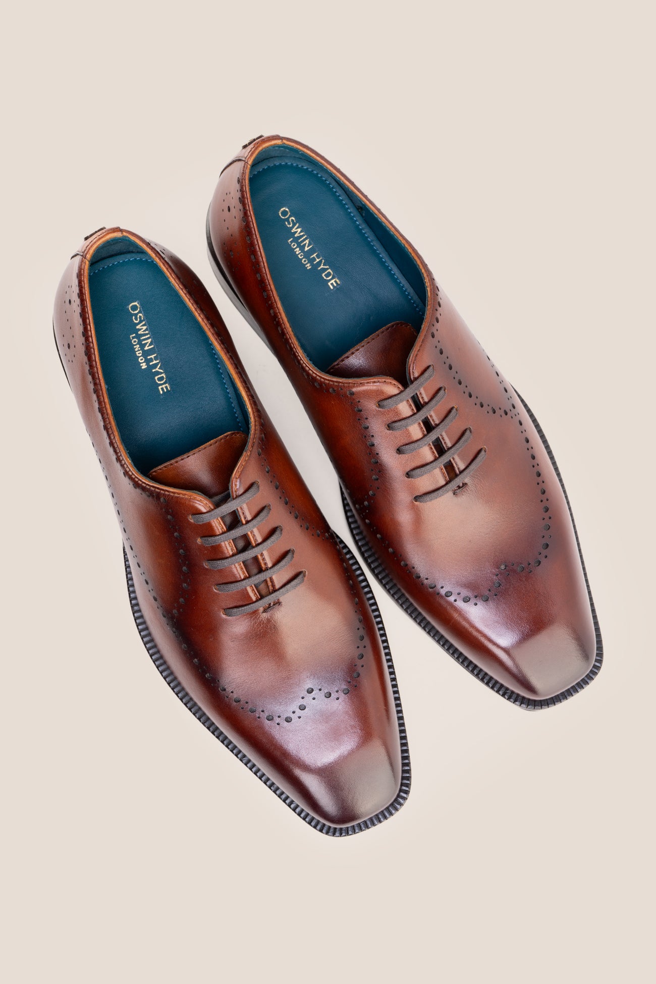The men's smart tan shoes showcase an elegant wingtip brogue design in rich full-grain leather, perfect for the office, formal occasions, and elevated casual wear.