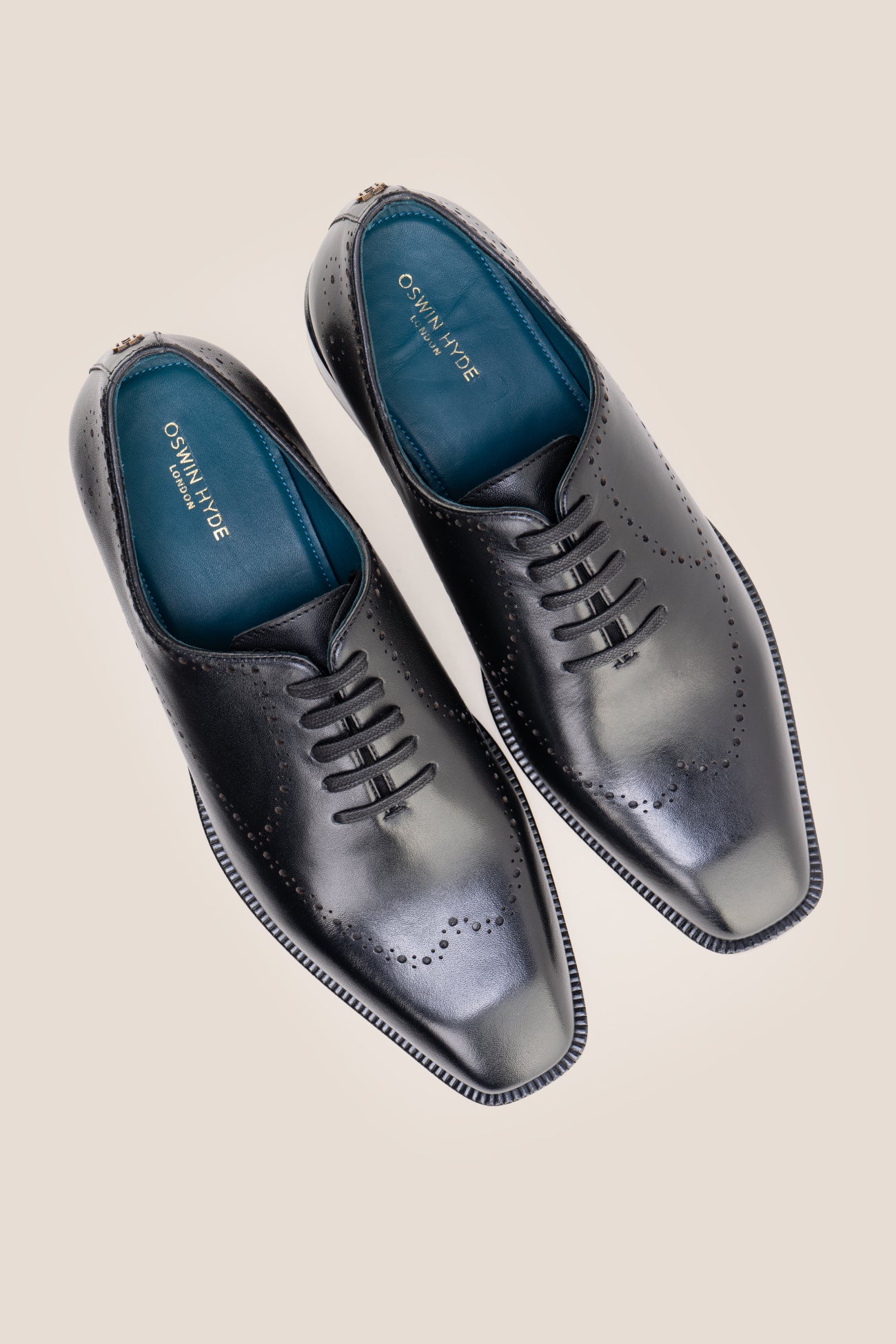 The men's smart oxford black shoes feature a sleek closed-lacing design and immaculate finish, perfect for black-tie events and formal business wear.