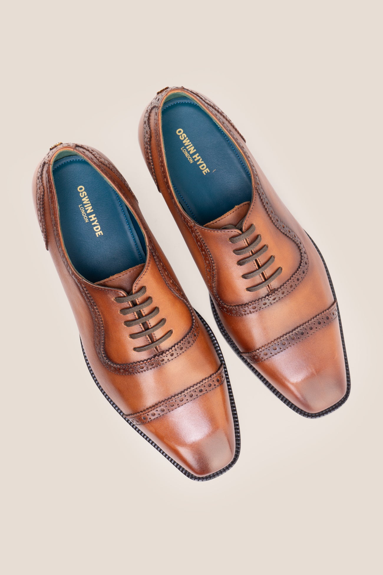 The men's smart tan oxford shoes showcase a classic cap-toe design and premium full-grain leather, perfect for summer weddings and sharp business attire.