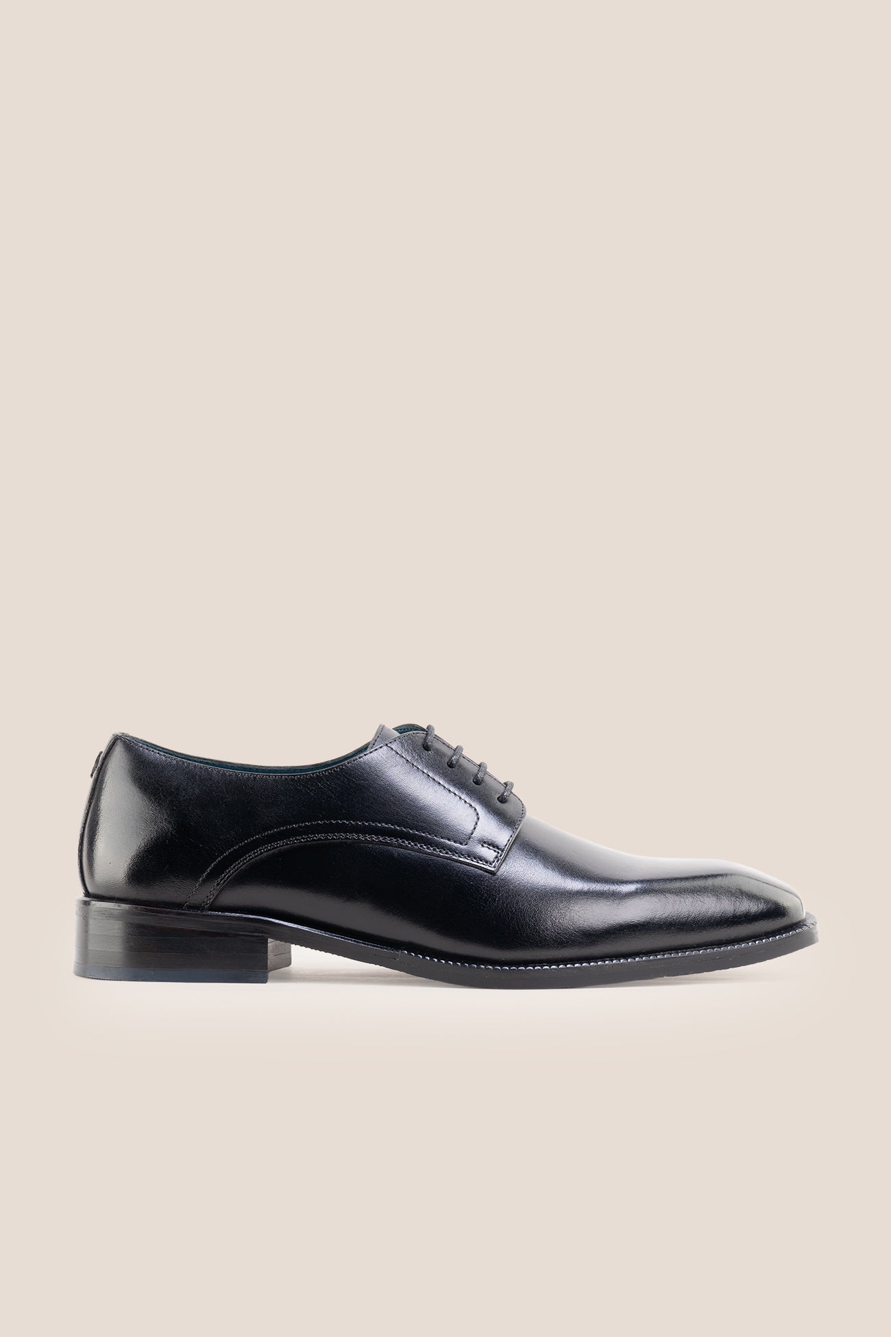 The men's smart black shoes combine timeless elegance with open-lacing comfort, perfect for business tailoring and formal events.