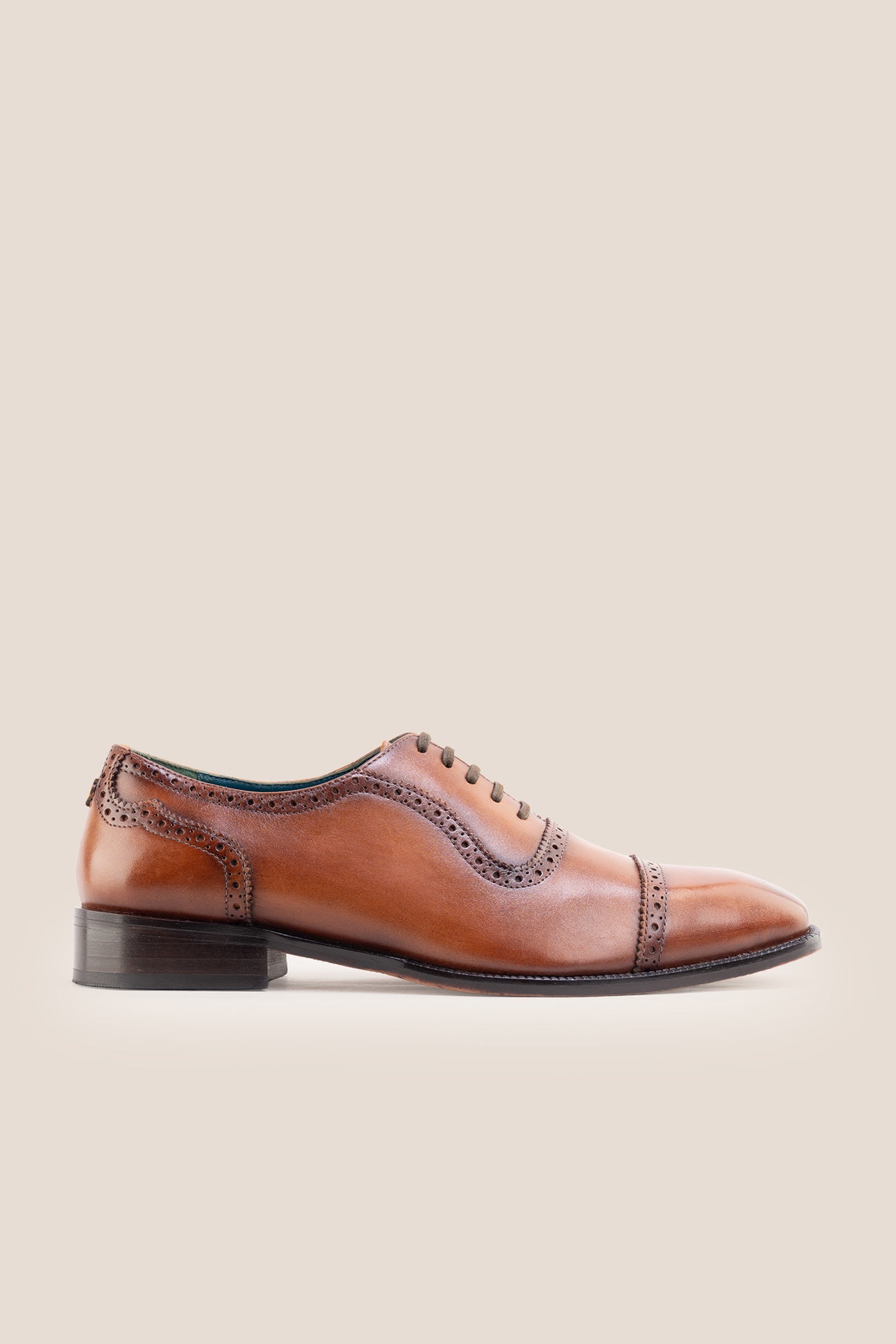 The men's smart tan oxford shoes showcase a classic cap-toe design and premium full-grain leather, perfect for summer weddings and sharp business attire.