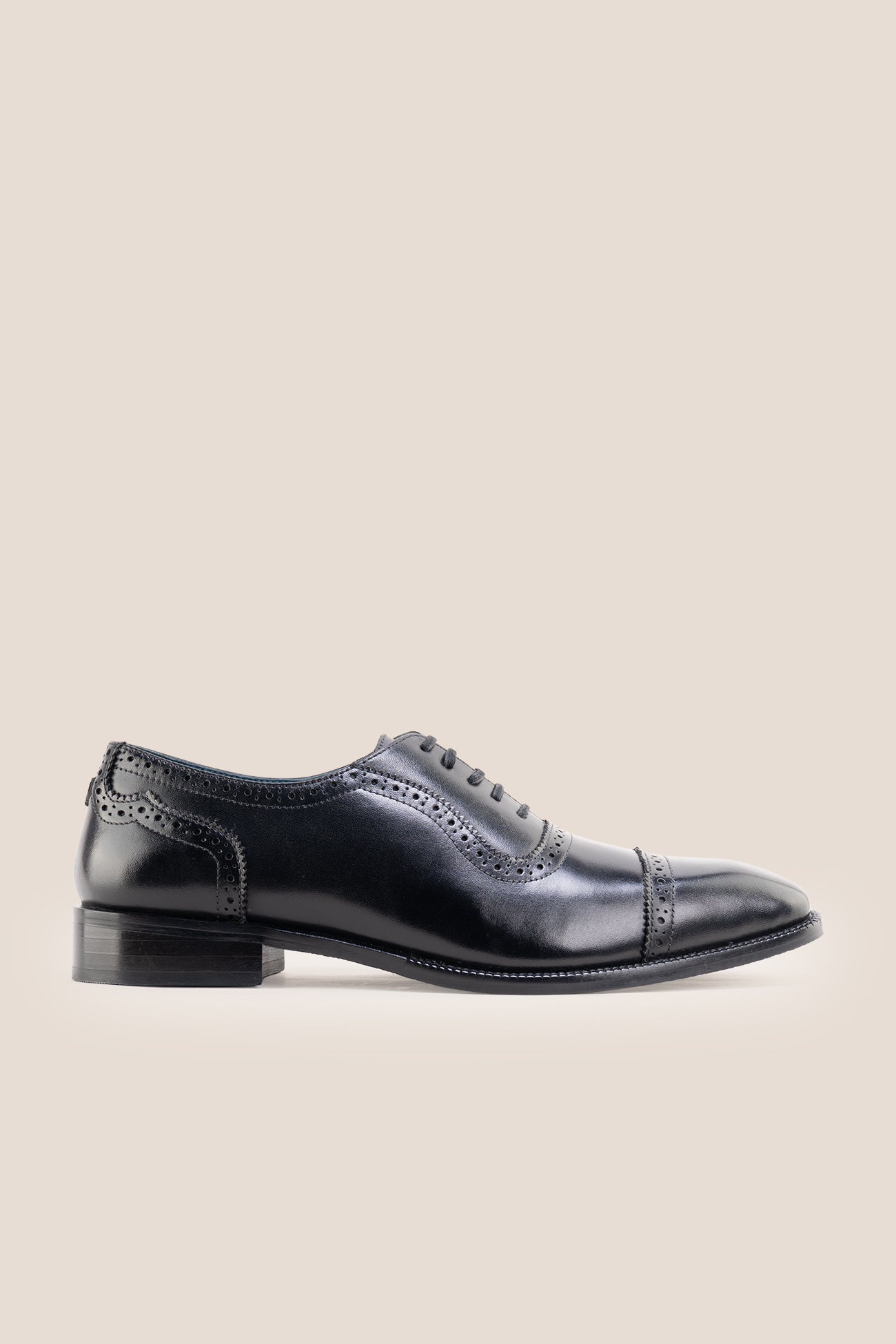 The men's smart black shoes showcase a sleek cap-toe design with delicate brogue punch detailing and premium full-grain leather, perfect for business settings, weddings, and formal occasions.