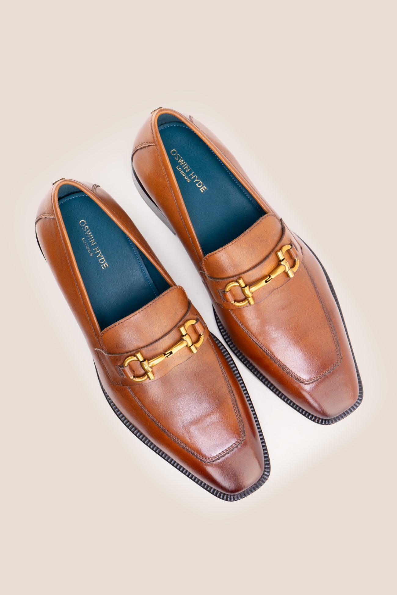 The men's smart tan loafers feature a distinctive gold horsebit buckle detail and premium full-grain leather, perfect for office wear, weekend gatherings, and smart-casual styling.