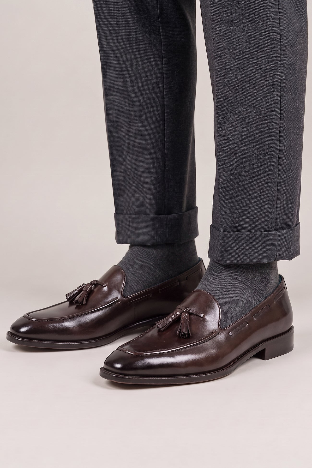 Oswin Hyde's men smart brown loafers feature iconic twin tassels and a rich dark brown finish, perfect for pairing with suits, professional tailoring, and formal occasions.
