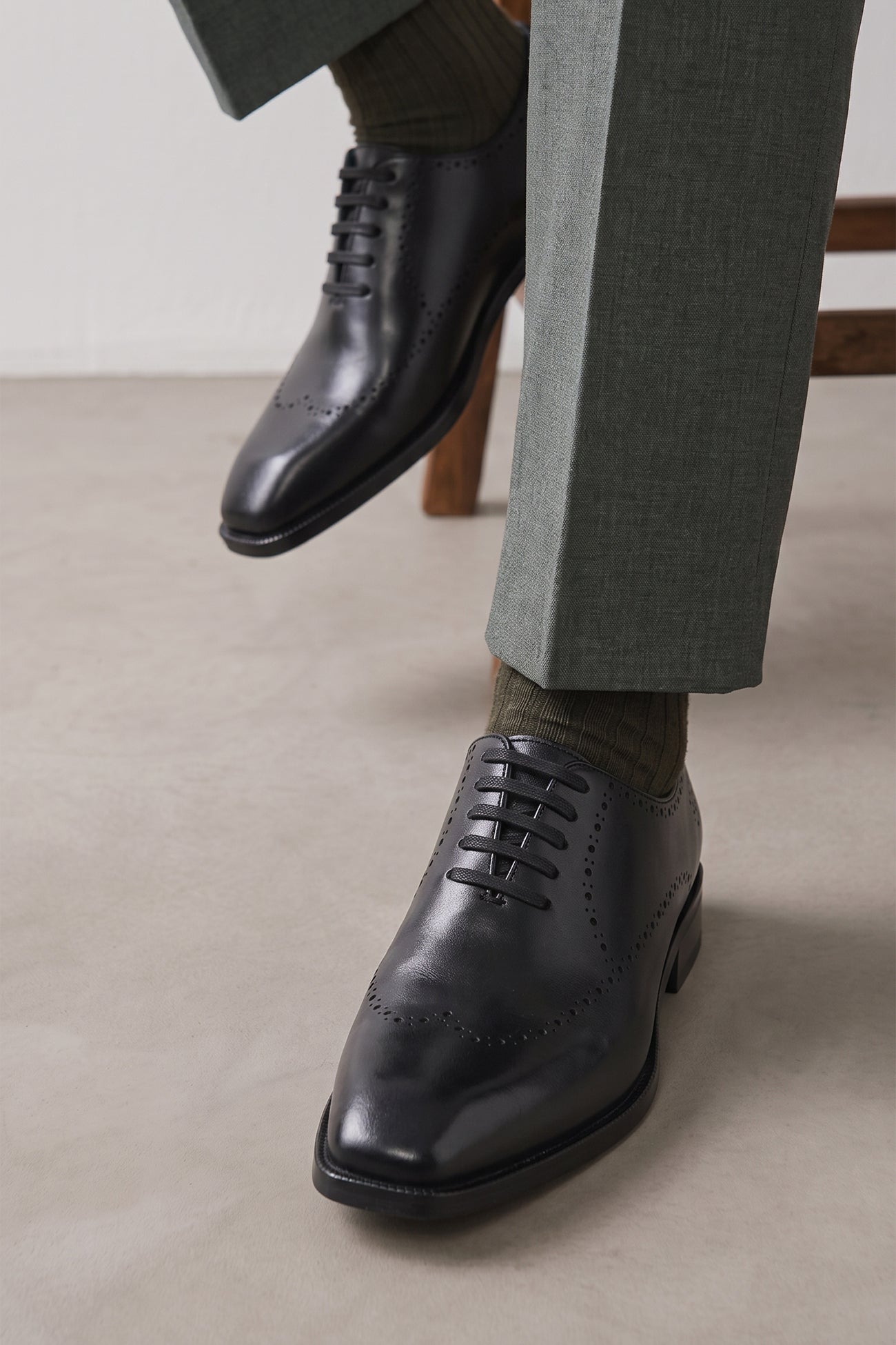 The men's smart oxford black shoes feature a sleek closed-lacing design and immaculate finish, perfect for black-tie events and formal business wear.