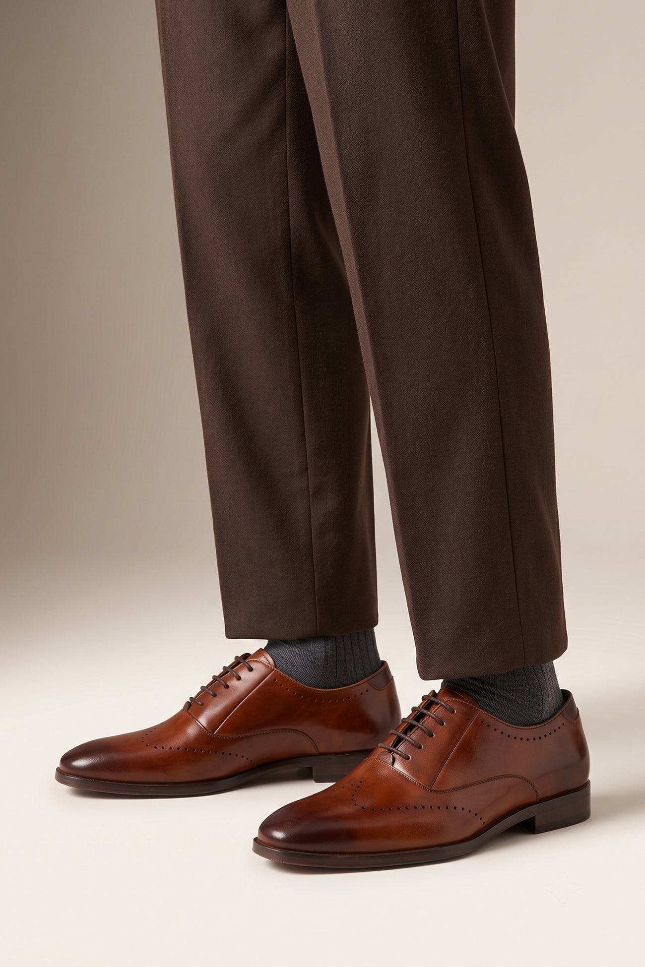 Man wearing Dean Oxford shoe with five eyelets suitable for formal and casual occasions comfortable sole | Oswin Hyde