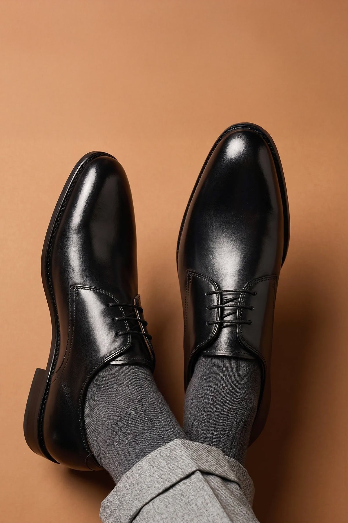 Edison full black three-eyelet Derby shoes for men, crafted from premium leather with a minimalist design, ideal for formal and smart occasions.