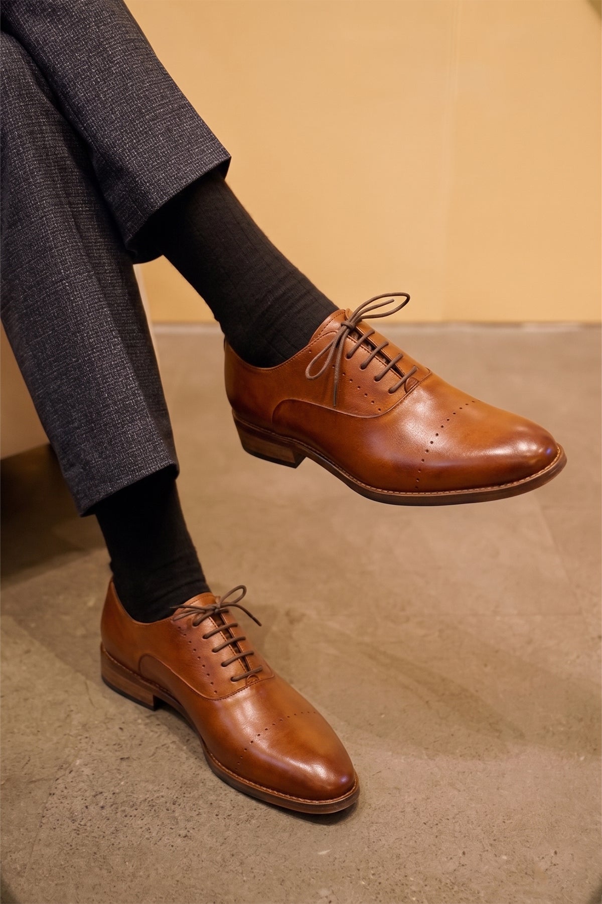 Edward Tan men’s Oxford leather shoes with five eyelets, featuring premium tan leather and classic formal design for elegant wear.