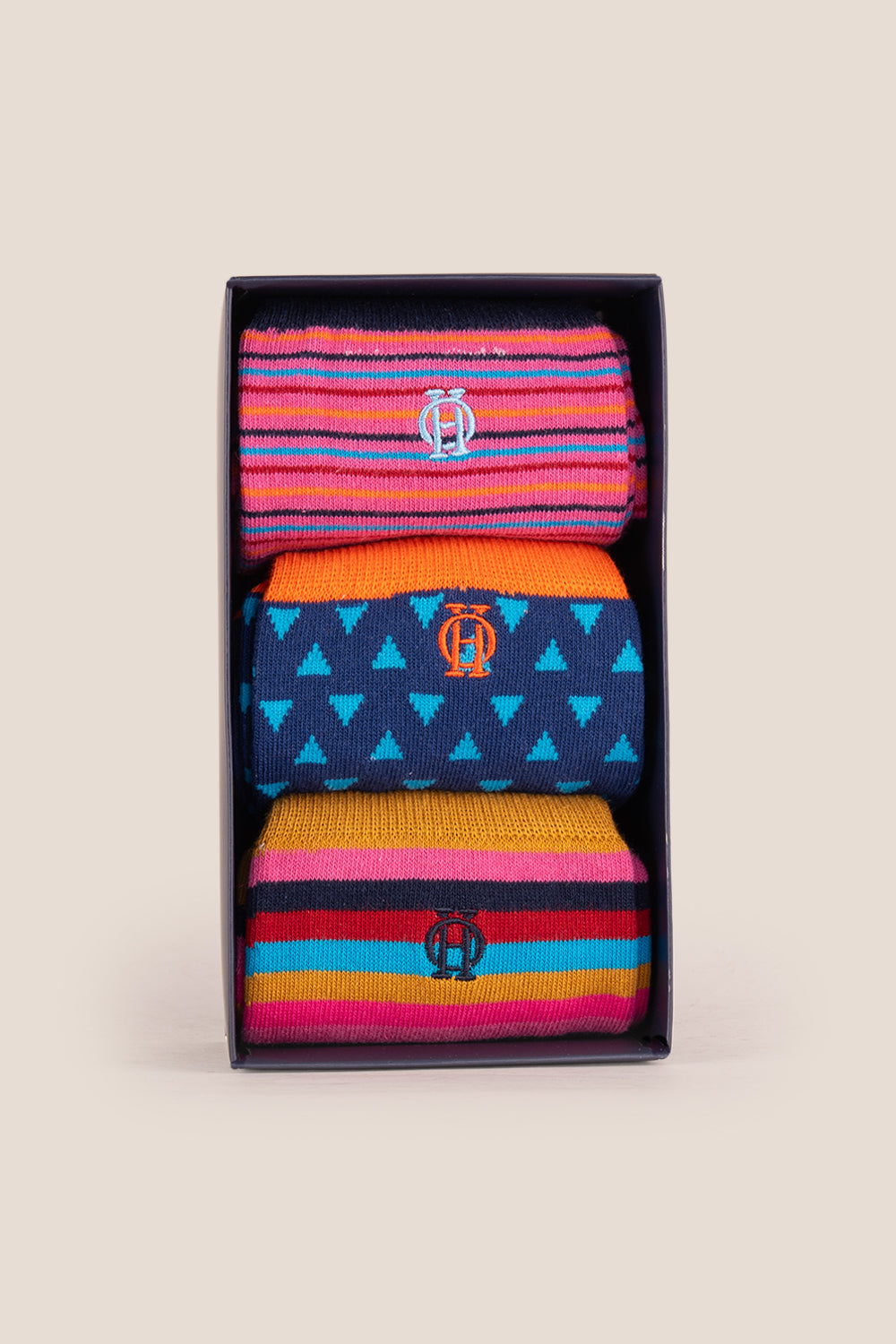 Oswin Hyde Warf three pairs of high-quality cotton socks for men, featuring unique prints and luxurious colours.